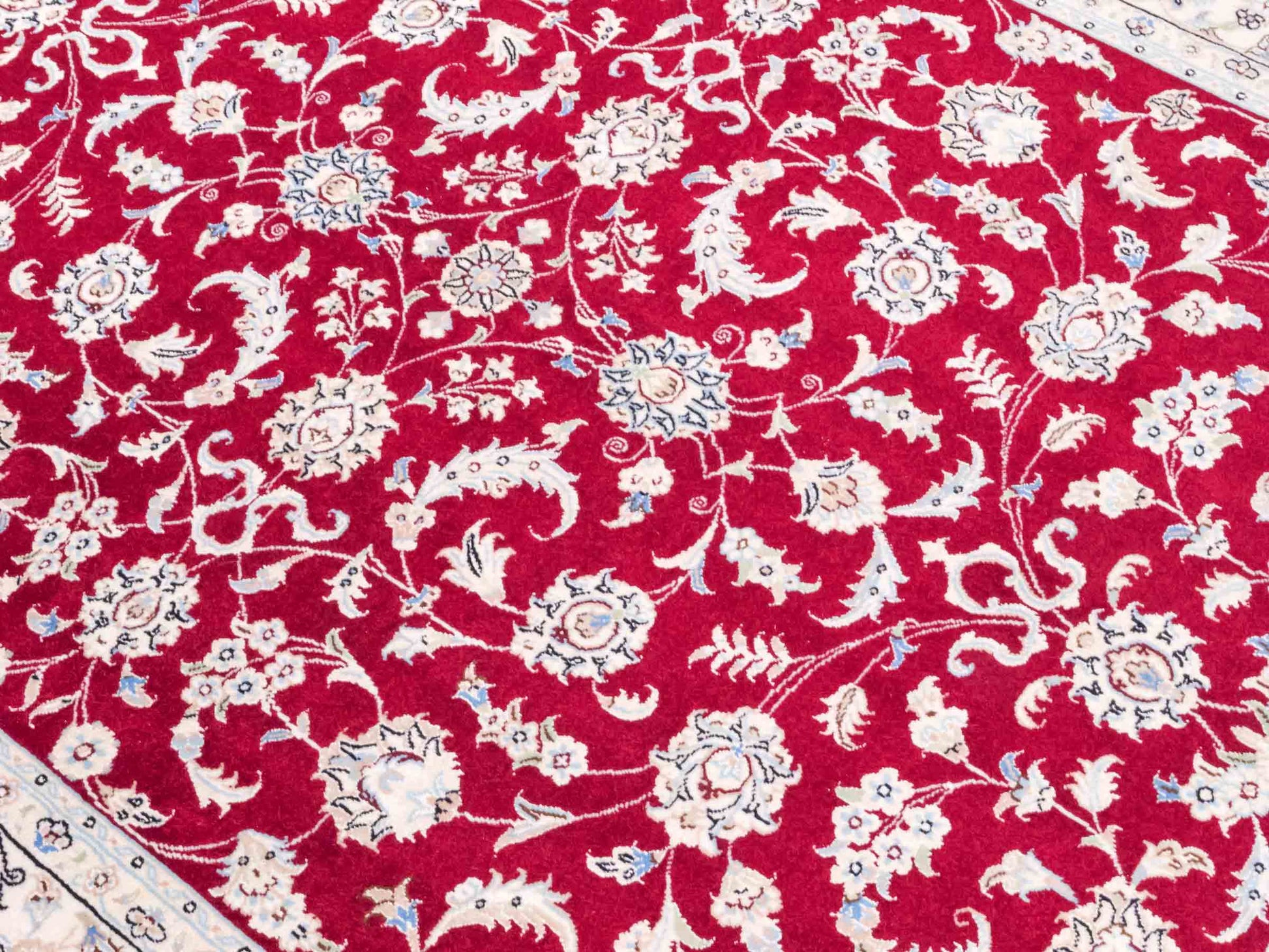 Handgeknüpfter Nain 9La Perserteppich von Khademi aus Wolle mit Seide, signiert, rot-elfenbein-weiß. Persischer Orientteppich mit Allover-Motiv. Von Hand geknüpft in Iran / Persien. Größe: 206 x 138 cm. Teppichnummer: SB3-1088 | Jupiter Intl.