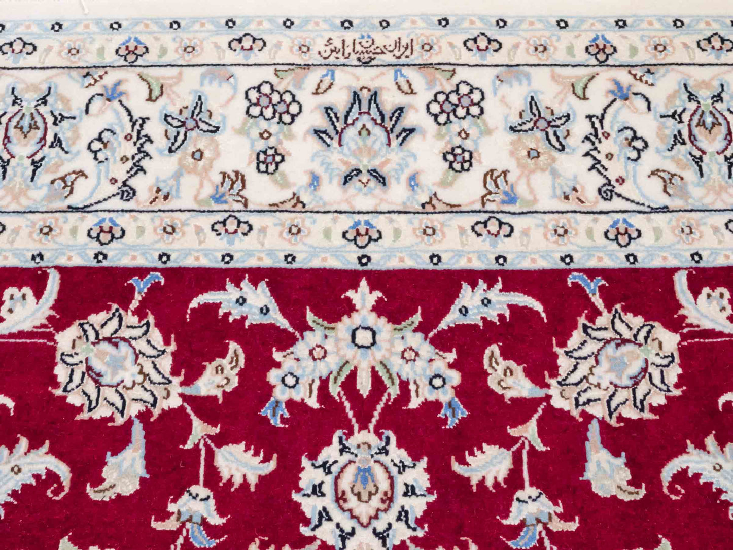 Handgeknüpfter Nain 9La Perserteppich von Khademi aus Wolle mit Seide, signiert, rot-elfenbein-weiß. Persischer Orientteppich mit Allover-Motiv. Von Hand geknüpft in Iran / Persien. Größe: 206 x 138 cm. Teppichnummer: SB3-1088 | Jupiter Intl.