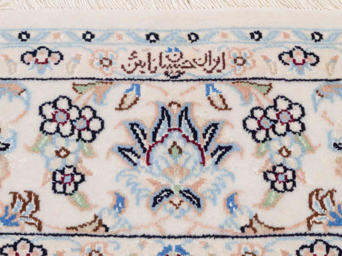 Handgeknüpfter Nain 9La Perserteppich von Khademi aus Wolle mit Seide, signiert, rot-elfenbein-weiß. Persischer Orientteppich mit Allover-Motiv. Von Hand geknüpft in Iran / Persien. Größe: 206 x 138 cm. Teppichnummer: SB3-1088 | Jupiter Intl.