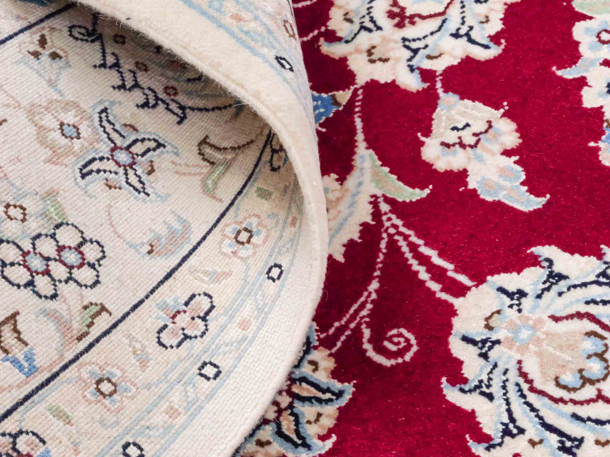 Handgeknüpfter Nain 9La Perserteppich von Khademi aus Wolle mit Seide, signiert, rot-elfenbein-weiß. Persischer Orientteppich mit Allover-Motiv. Von Hand geknüpft in Iran / Persien. Größe: 206 x 138 cm. Teppichnummer: SB3-1088 | Jupiter Intl.