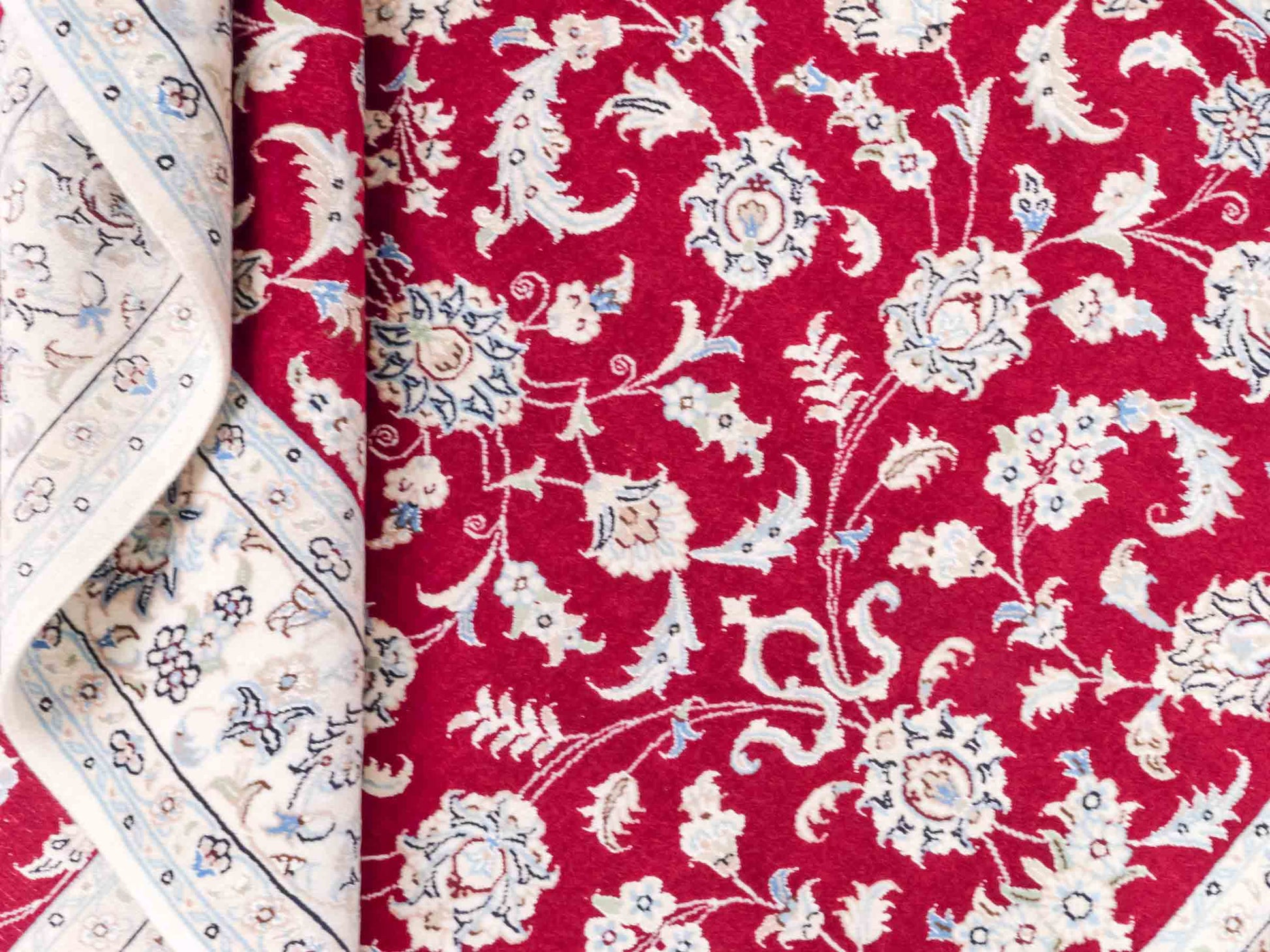 Handgeknüpfter Nain 9La Perserteppich von Khademi aus Wolle mit Seide, signiert, rot-elfenbein-weiß. Persischer Orientteppich mit Allover-Motiv. Von Hand geknüpft in Iran / Persien. Größe: 206 x 138 cm. Teppichnummer: SB3-1088 | Jupiter Intl.