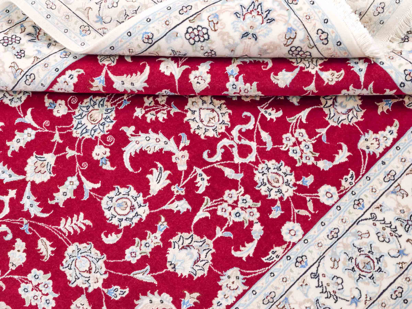 Handgeknüpfter Nain 9La Perserteppich von Khademi aus Wolle mit Seide, signiert, rot-elfenbein-weiß. Persischer Orientteppich mit Allover-Motiv. Von Hand geknüpft in Iran / Persien. Größe: 206 x 138 cm. Teppichnummer: SB3-1088 | Jupiter Intl.