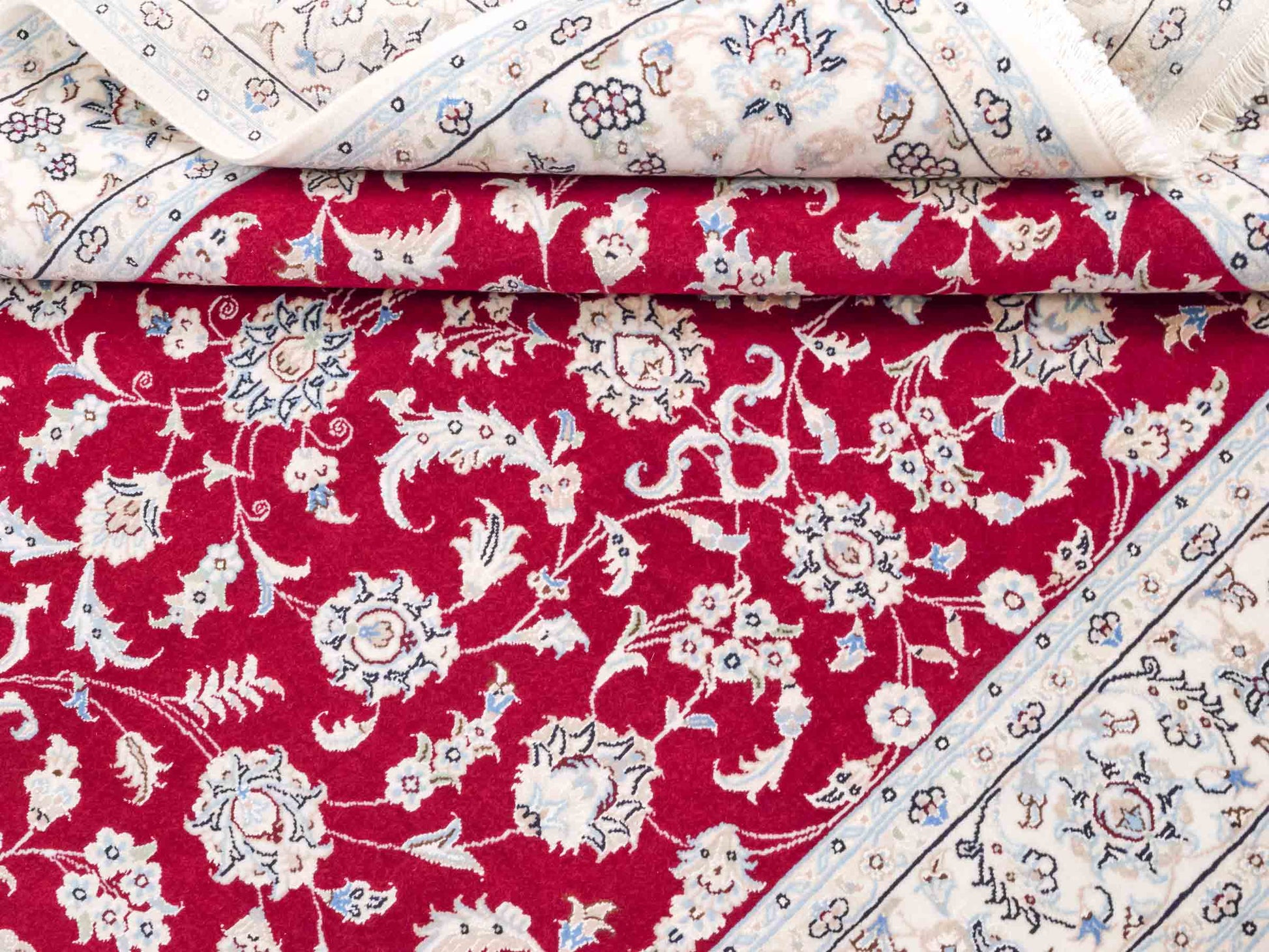 Handgeknüpfter Nain 9La Perserteppich von Khademi aus Wolle mit Seide, signiert, rot-elfenbein-weiß. Persischer Orientteppich mit Allover-Motiv. Von Hand geknüpft in Iran / Persien. Größe: 206 x 138 cm. Teppichnummer: SB3-1088 | Jupiter Intl.