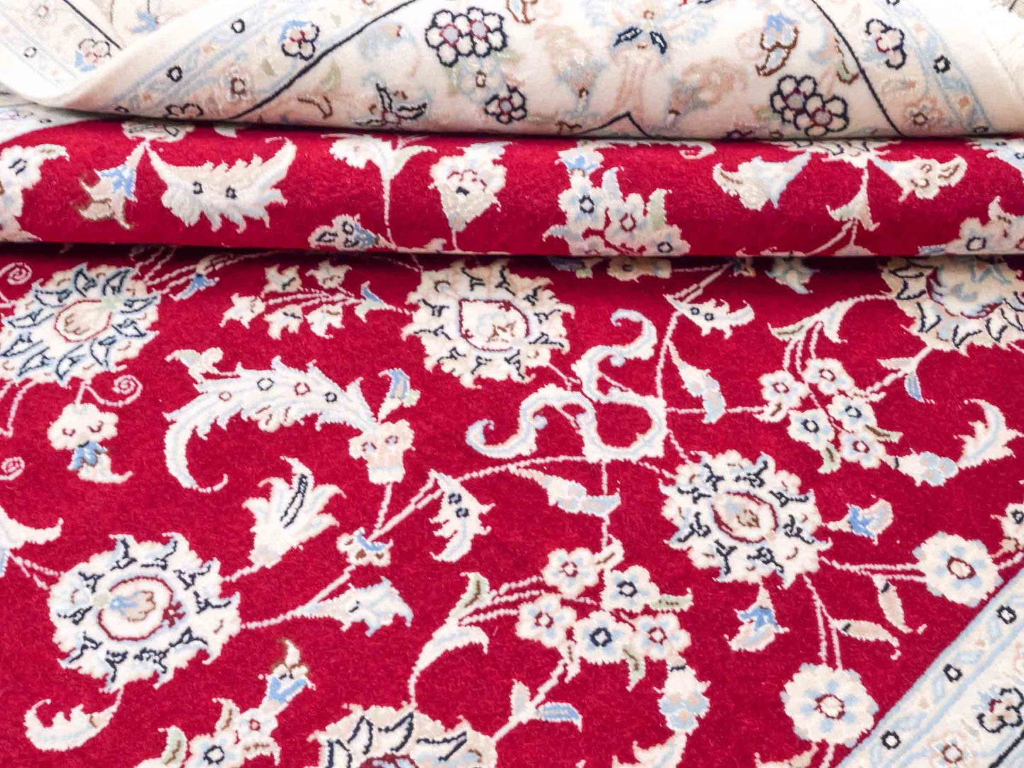 Handgeknüpfter Nain 9La Perserteppich von Khademi aus Wolle mit Seide, signiert, rot-elfenbein-weiß. Persischer Orientteppich mit Allover-Motiv. Von Hand geknüpft in Iran / Persien. Größe: 206 x 138 cm. Teppichnummer: SB3-1088 | Jupiter Intl.