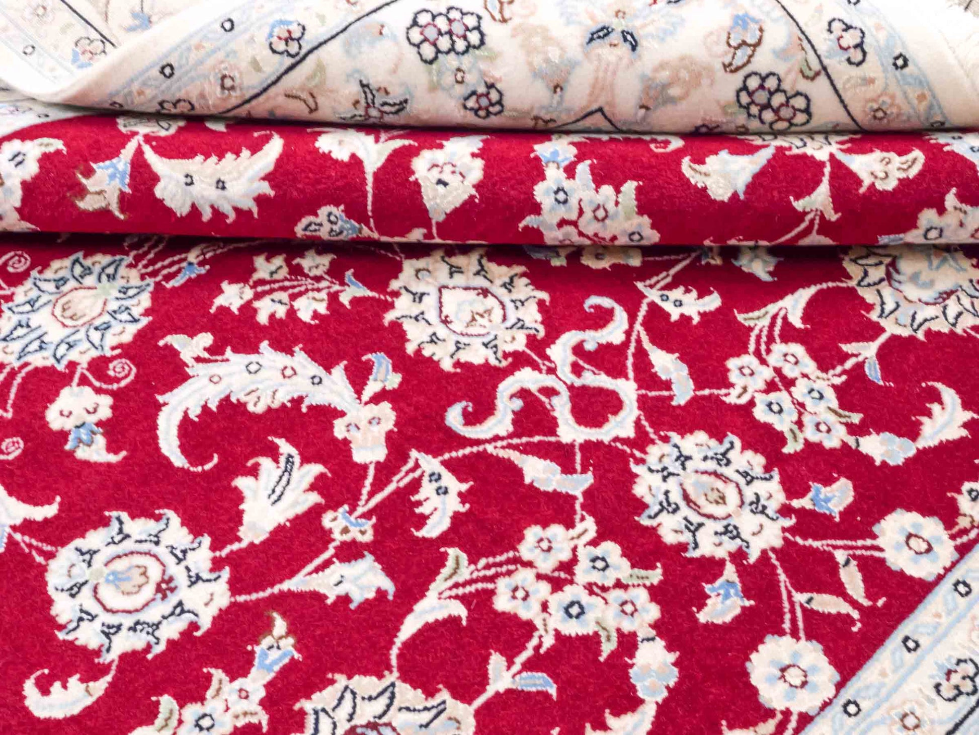 Handgeknüpfter Nain 9La Perserteppich von Khademi aus Wolle mit Seide, signiert, rot-elfenbein-weiß. Persischer Orientteppich mit Allover-Motiv. Von Hand geknüpft in Iran / Persien. Größe: 206 x 138 cm. Teppichnummer: SB3-1088 | Jupiter Intl.