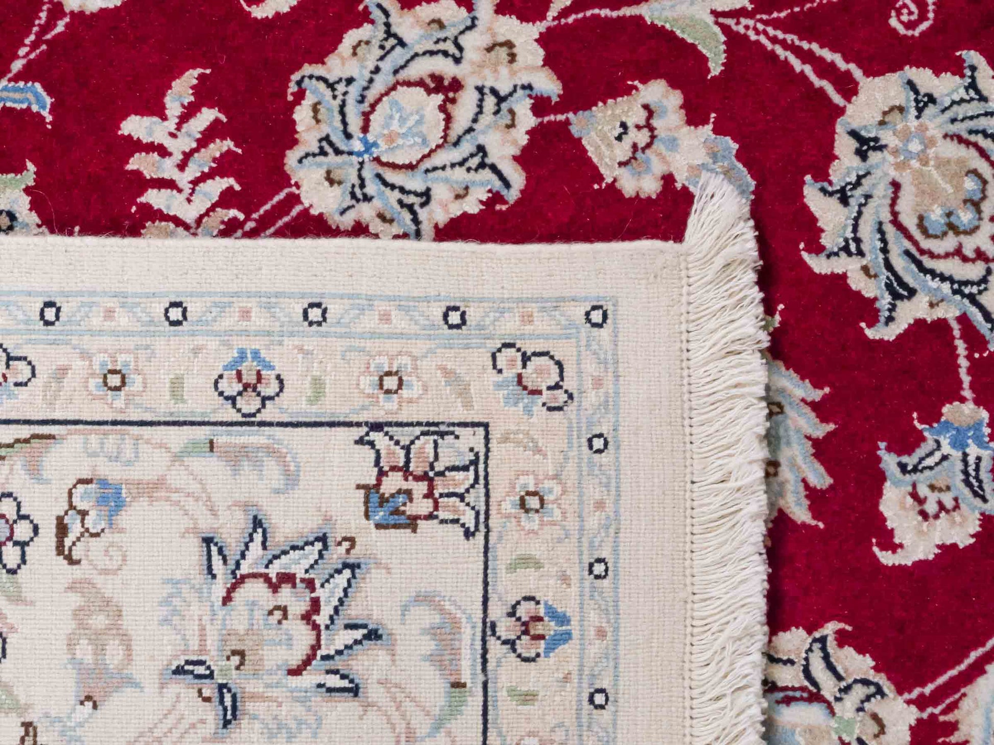 Handgeknüpfter Nain 9La Perserteppich von Khademi aus Wolle mit Seide, signiert, rot-elfenbein-weiß. Persischer Orientteppich mit Allover-Motiv. Von Hand geknüpft in Iran / Persien. Größe: 206 x 138 cm. Teppichnummer: SB3-1088 | Jupiter Intl.