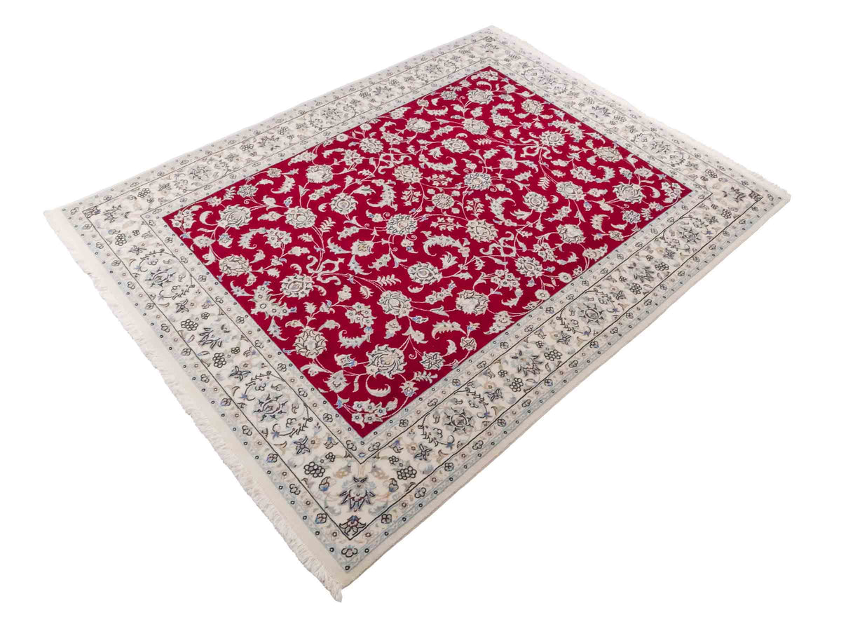 Handgeknüpfter Nain 9La Perserteppich von Khademi aus Wolle mit Seide, signiert, rot-elfenbein-weiß. Persischer Orientteppich mit Allover-Motiv. Von Hand geknüpft in Iran / Persien. Größe: 206 x 138 cm. Teppichnummer: SB3-1088 | Jupiter Intl.