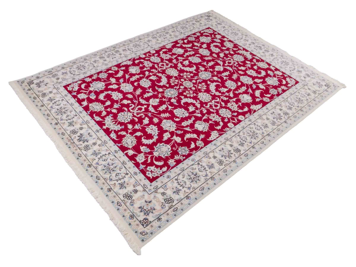 Handgeknüpfter Nain 9La Perserteppich von Khademi aus Wolle mit Seide, signiert, rot-elfenbein-weiß. Persischer Orientteppich mit Allover-Motiv. Von Hand geknüpft in Iran / Persien. Größe: 206 x 138 cm. Teppichnummer: SB3-1088 | Jupiter Intl.
