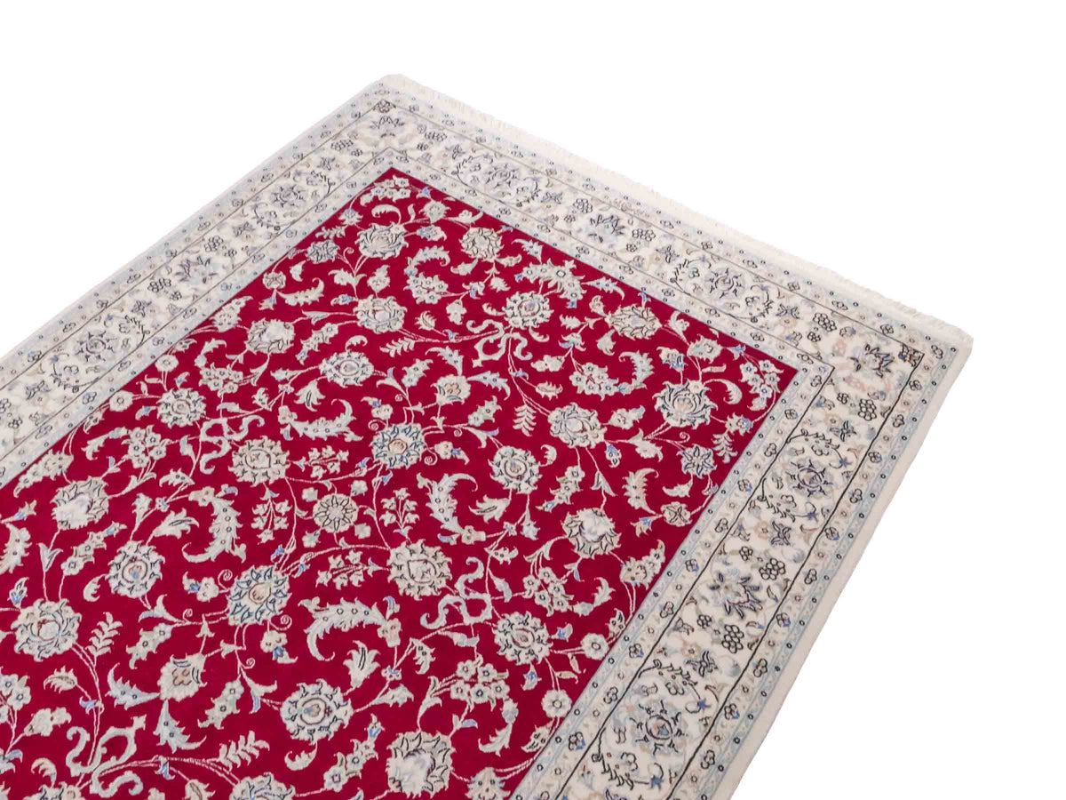 Handgeknüpfter Nain 9La Perserteppich von Khademi aus Wolle mit Seide, signiert, rot-elfenbein-weiß. Persischer Orientteppich mit Allover-Motiv. Von Hand geknüpft in Iran / Persien. Größe: 206 x 138 cm. Teppichnummer: SB3-1088 | Jupiter Intl.