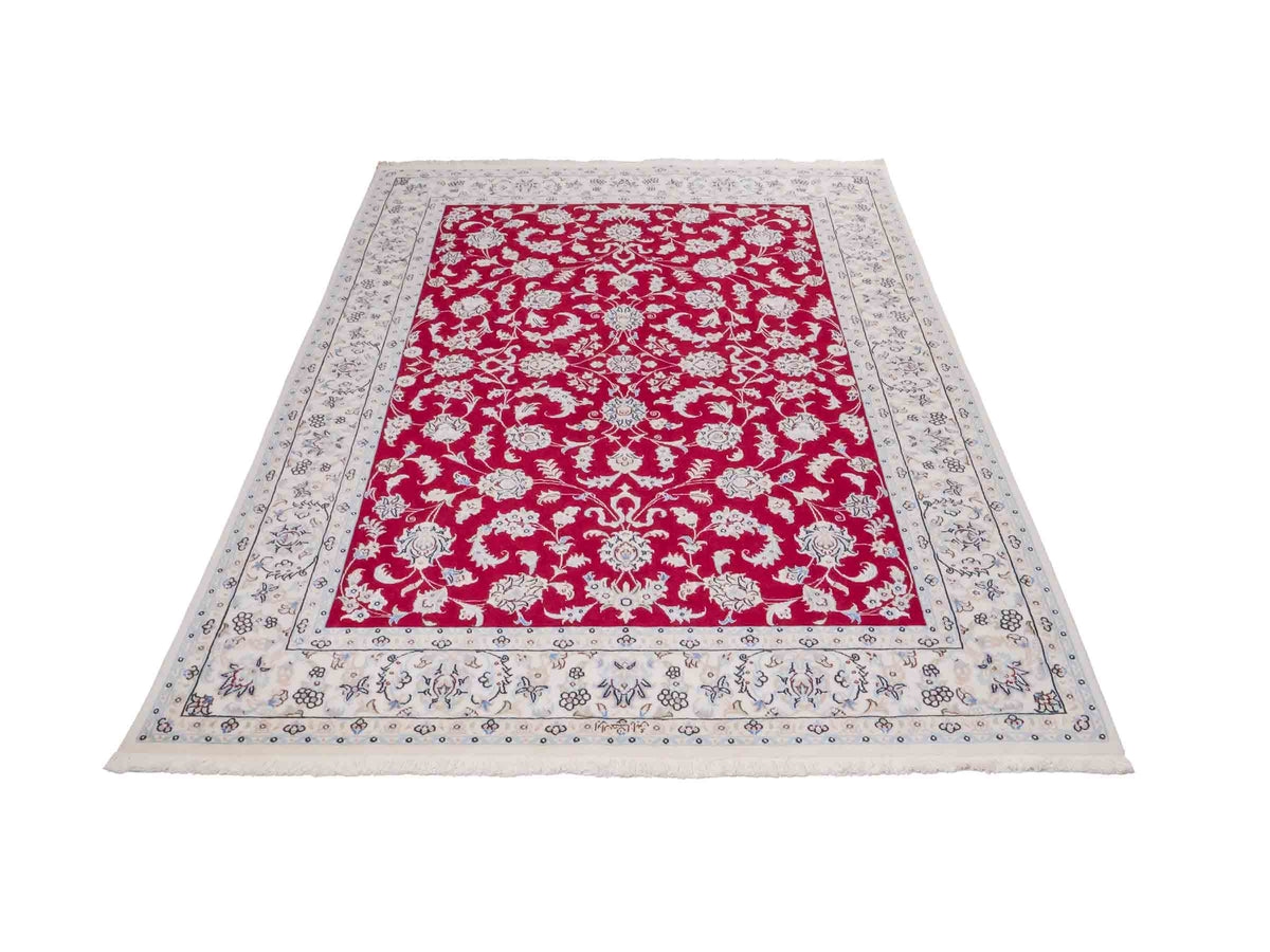Handgeknüpfter Nain 9La Perserteppich von Khademi aus Wolle mit Seide, signiert, rot-elfenbein-weiß. Persischer Orientteppich mit Allover-Motiv. Von Hand geknüpft in Iran / Persien. Größe: 206 x 138 cm. Teppichnummer: SB3-1088 | Jupiter Intl.
