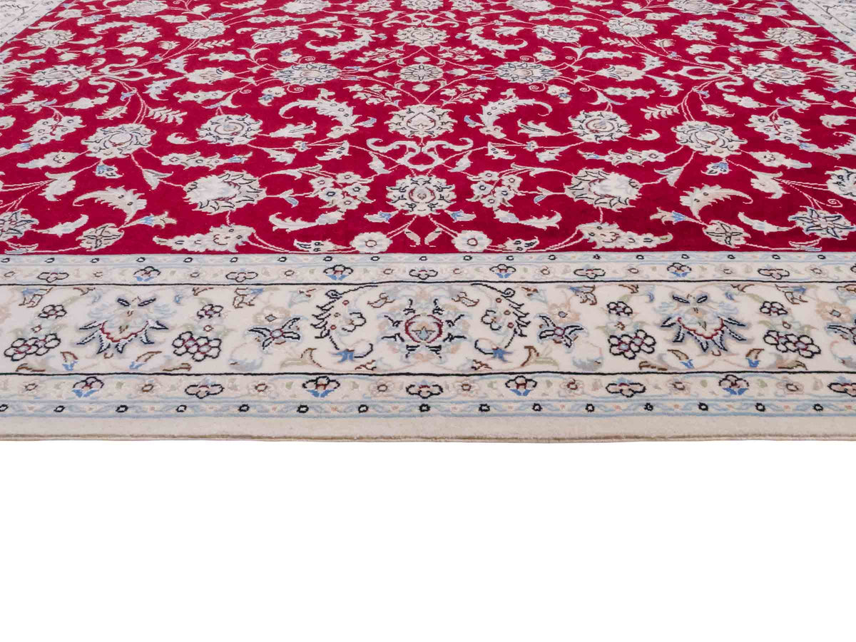 Handgeknüpfter Nain 9La Perserteppich von Khademi aus Wolle mit Seide, signiert, rot-elfenbein-weiß. Persischer Orientteppich mit Allover-Motiv. Von Hand geknüpft in Iran / Persien. Größe: 206 x 138 cm. Teppichnummer: SB3-1088 | Jupiter Intl.