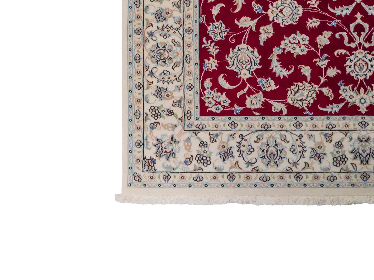 Handgeknüpfter Nain 9La Perserteppich von Khademi aus Wolle mit Seide, signiert, rot-elfenbein-weiß. Persischer Orientteppich mit Allover-Motiv. Von Hand geknüpft in Iran / Persien. Größe: 206 x 138 cm. Teppichnummer: SB3-1088 | Jupiter Intl.