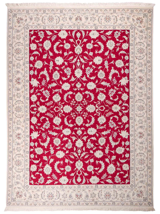 Handgeknüpfter Nain 9La Perserteppich von Khademi aus Wolle mit Seide, signiert, rot-elfenbein-weiß. Persischer Orientteppich mit Allover-Motiv. Von Hand geknüpft in Iran / Persien. Größe: 232 x 170 cm. Teppichnummer: SB3-1084 | Jupiter Intl.