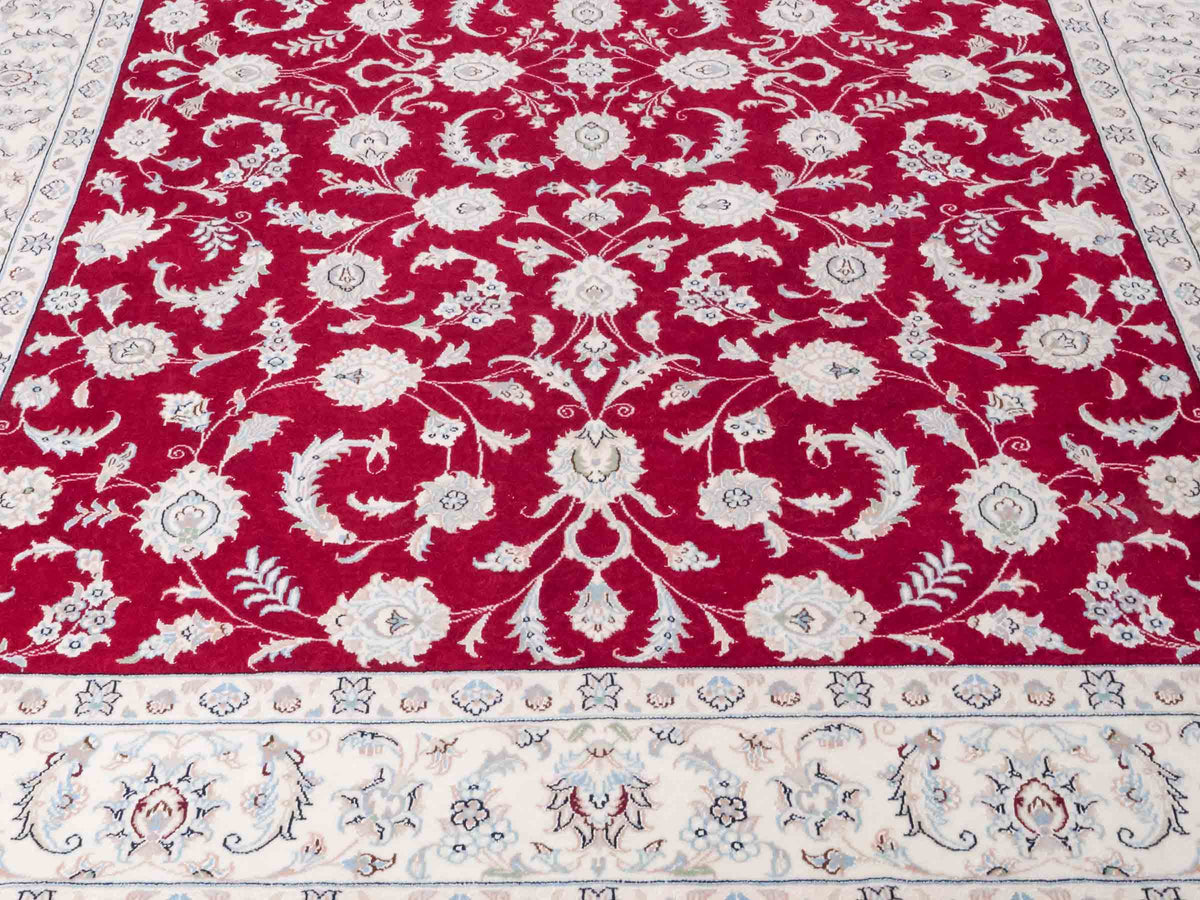 Handgeknüpfter Nain 9La Perserteppich von Khademi aus Wolle mit Seide, signiert, rot-elfenbein-weiß. Persischer Orientteppich mit Allover-Motiv. Von Hand geknüpft in Iran / Persien. Größe: 232 x 170 cm. Teppichnummer: SB3-1084 | Jupiter Intl.
