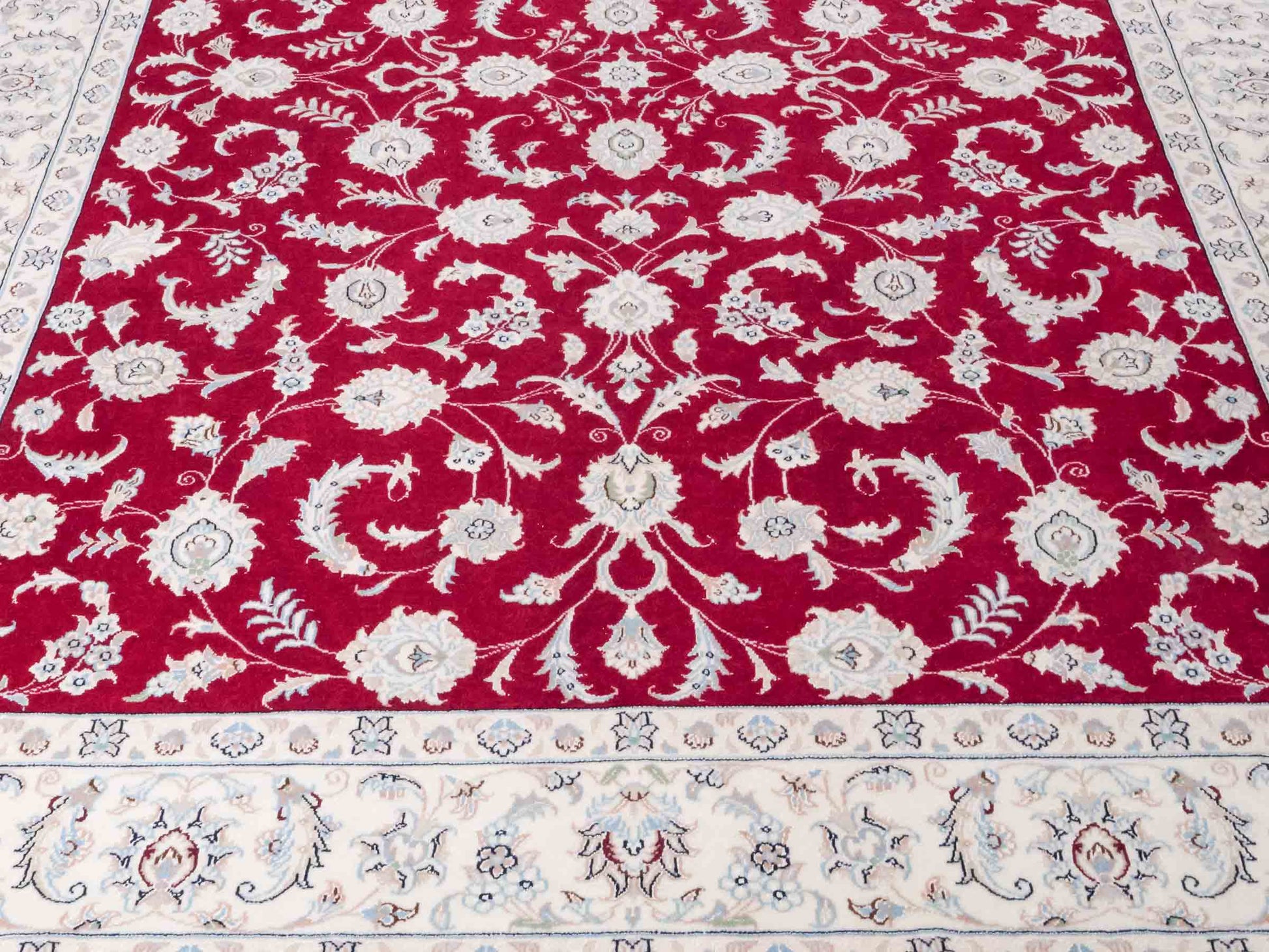 Handgeknüpfter Nain 9La Perserteppich von Khademi aus Wolle mit Seide, signiert, rot-elfenbein-weiß. Persischer Orientteppich mit Allover-Motiv. Von Hand geknüpft in Iran / Persien. Größe: 232 x 170 cm. Teppichnummer: SB3-1084 | Jupiter Intl.