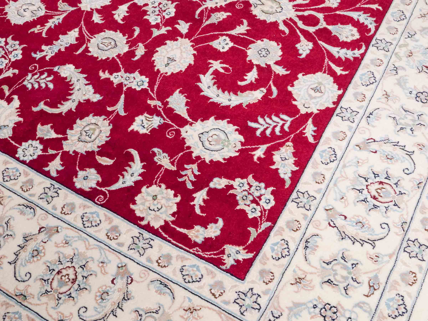 Handgeknüpfter Nain 9La Perserteppich von Khademi aus Wolle mit Seide, signiert, rot-elfenbein-weiß. Persischer Orientteppich mit Allover-Motiv. Von Hand geknüpft in Iran / Persien. Größe: 232 x 170 cm. Teppichnummer: SB3-1084 | Jupiter Intl.