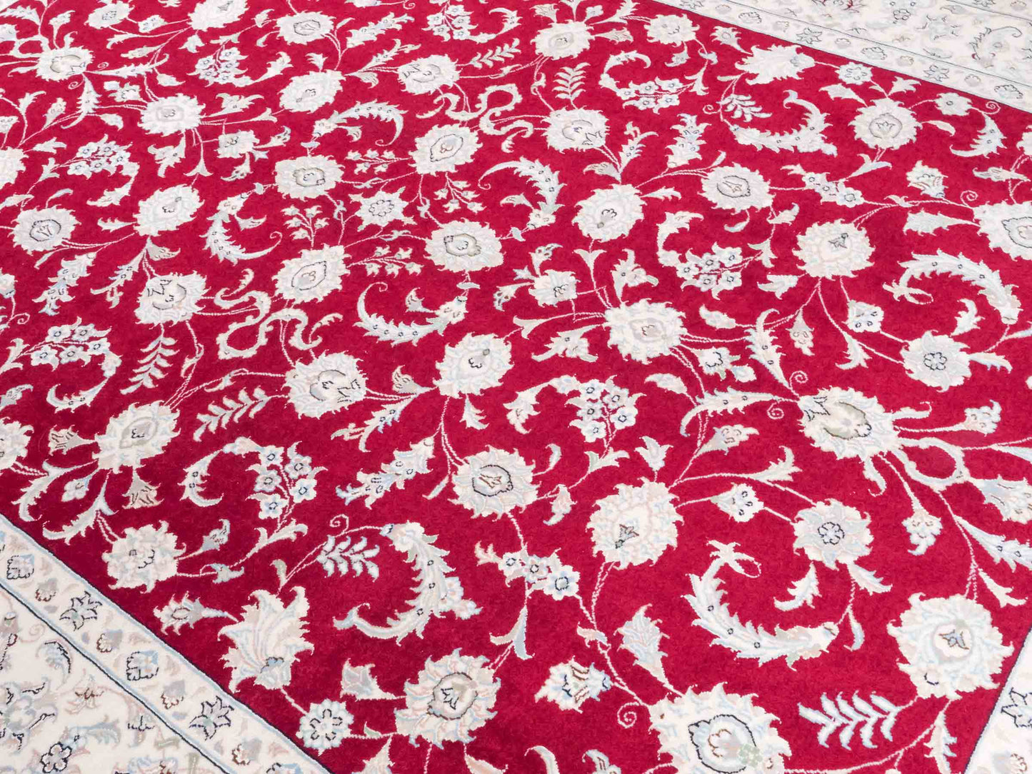 Handgeknüpfter Nain 9La Perserteppich von Khademi aus Wolle mit Seide, signiert, rot-elfenbein-weiß. Persischer Orientteppich mit Allover-Motiv. Von Hand geknüpft in Iran / Persien. Größe: 232 x 170 cm. Teppichnummer: SB3-1084 | Jupiter Intl.
