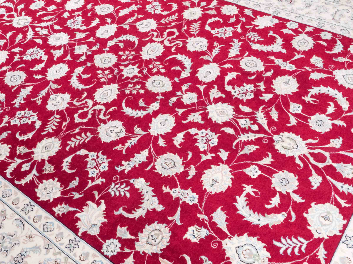 Handgeknüpfter Nain 9La Perserteppich von Khademi aus Wolle mit Seide, signiert, rot-elfenbein-weiß. Persischer Orientteppich mit Allover-Motiv. Von Hand geknüpft in Iran / Persien. Größe: 232 x 170 cm. Teppichnummer: SB3-1084 | Jupiter Intl.