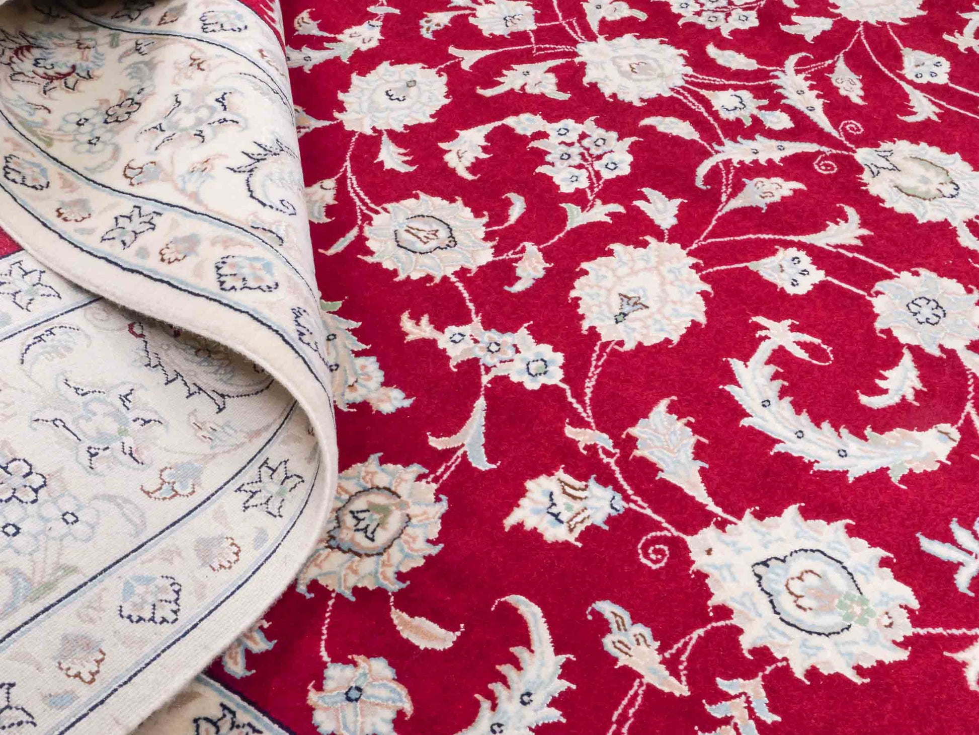 Handgeknüpfter Nain 9La Perserteppich von Khademi aus Wolle mit Seide, signiert, rot-elfenbein-weiß. Persischer Orientteppich mit Allover-Motiv. Von Hand geknüpft in Iran / Persien. Größe: 232 x 170 cm. Teppichnummer: SB3-1084 | Jupiter Intl.
