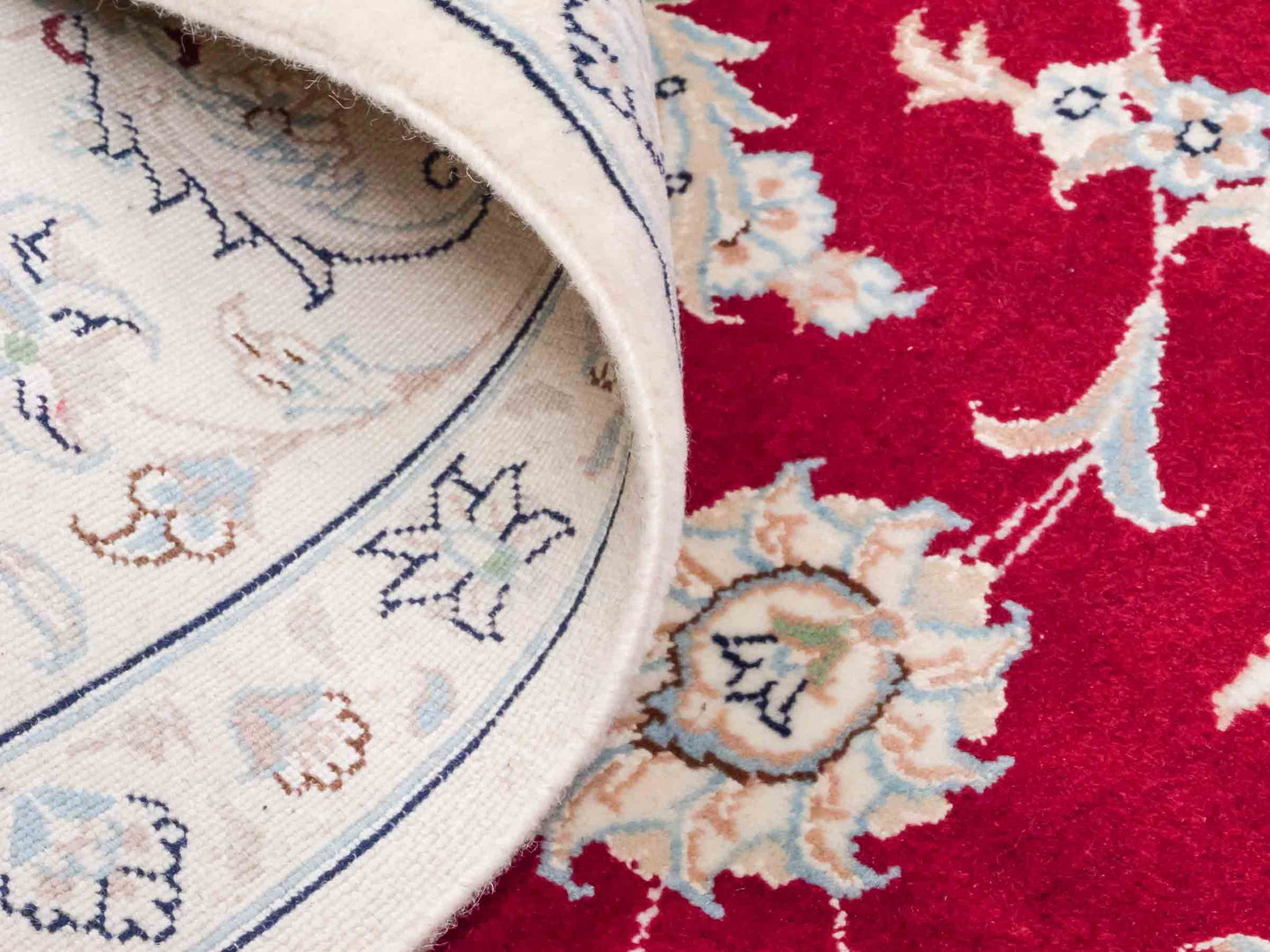 Handgeknüpfter Nain 9La Perserteppich von Khademi aus Wolle mit Seide, signiert, rot-elfenbein-weiß. Persischer Orientteppich mit Allover-Motiv. Von Hand geknüpft in Iran / Persien. Größe: 232 x 170 cm. Teppichnummer: SB3-1084 | Jupiter Intl.