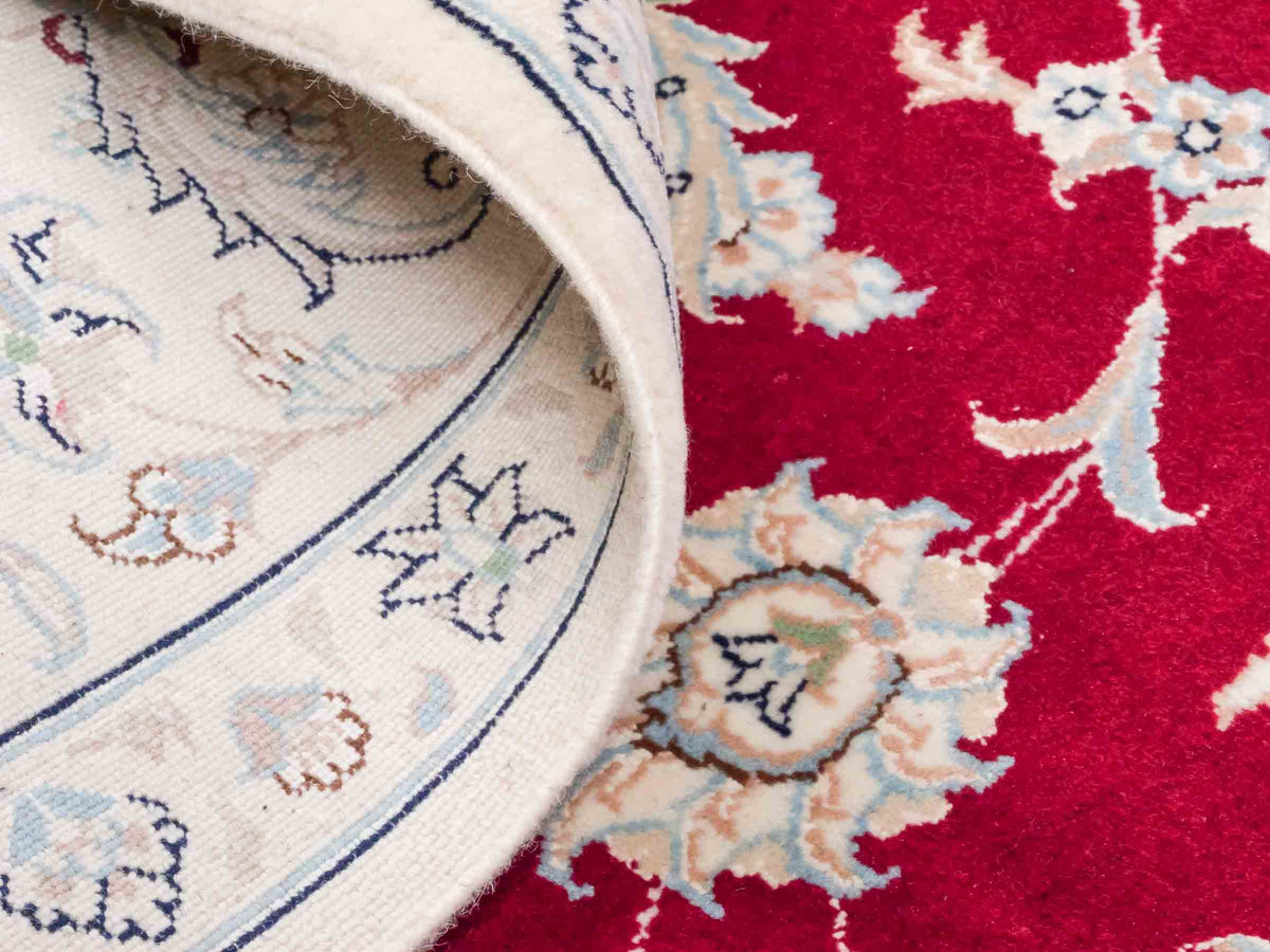 Handgeknüpfter Nain 9La Perserteppich von Khademi aus Wolle mit Seide, signiert, rot-elfenbein-weiß. Persischer Orientteppich mit Allover-Motiv. Von Hand geknüpft in Iran / Persien. Größe: 232 x 170 cm. Teppichnummer: SB3-1084 | Jupiter Intl.
