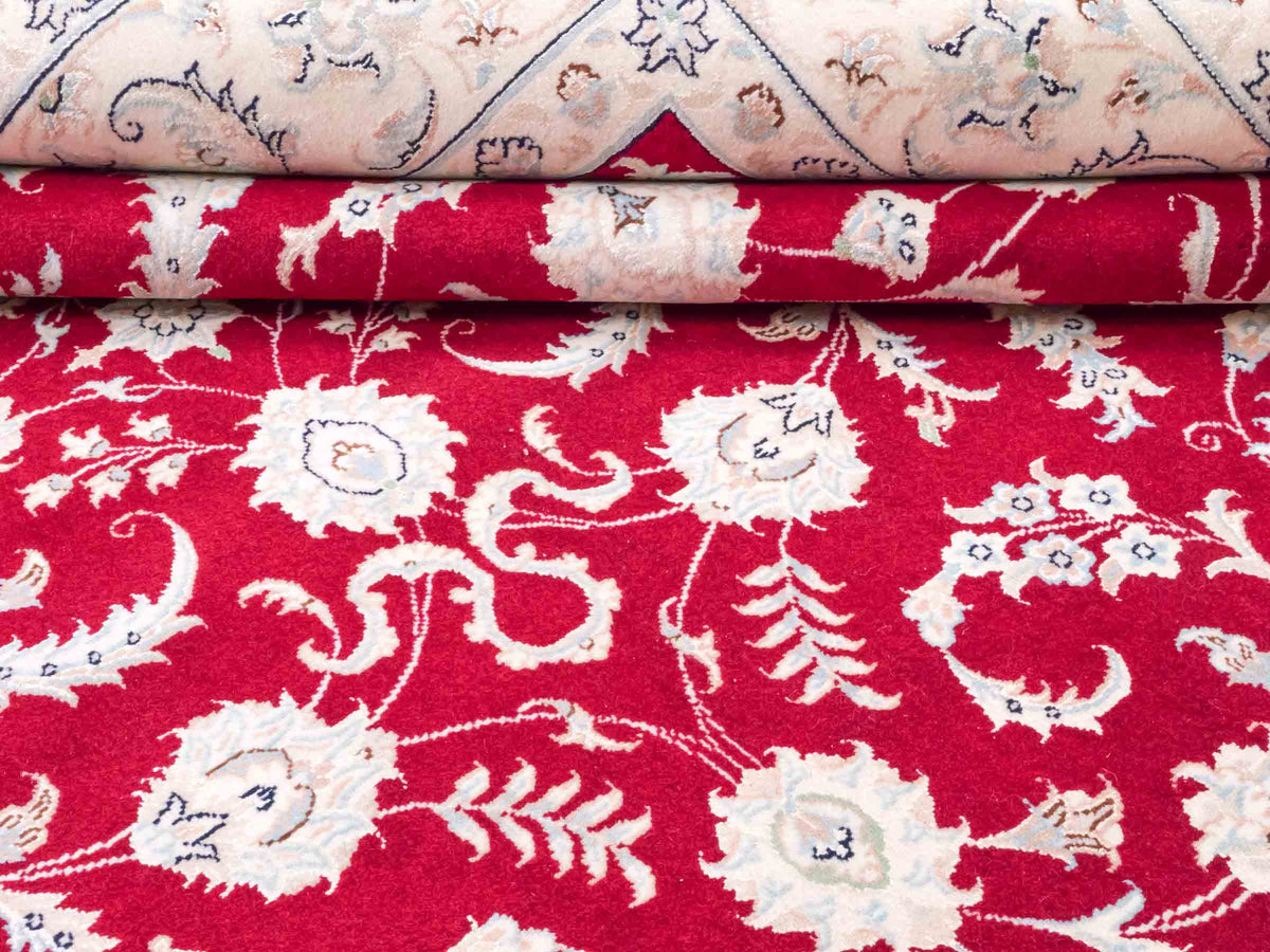 Handgeknüpfter Nain 9La Perserteppich von Khademi aus Wolle mit Seide, signiert, rot-elfenbein-weiß. Persischer Orientteppich mit Allover-Motiv. Von Hand geknüpft in Iran / Persien. Größe: 232 x 170 cm. Teppichnummer: SB3-1084 | Jupiter Intl.