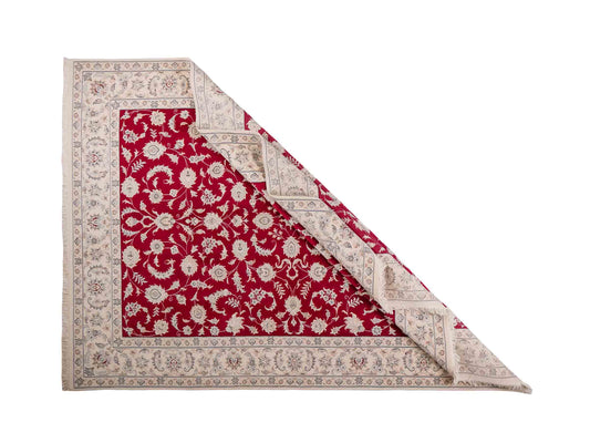 Handgeknüpfter Nain 9La Perserteppich von Khademi aus Wolle mit Seide, signiert, rot-elfenbein-weiß. Persischer Orientteppich mit Allover-Motiv. Von Hand geknüpft in Iran / Persien. Größe: 232 x 170 cm. Teppichnummer: SB3-1084 | Jupiter Intl.