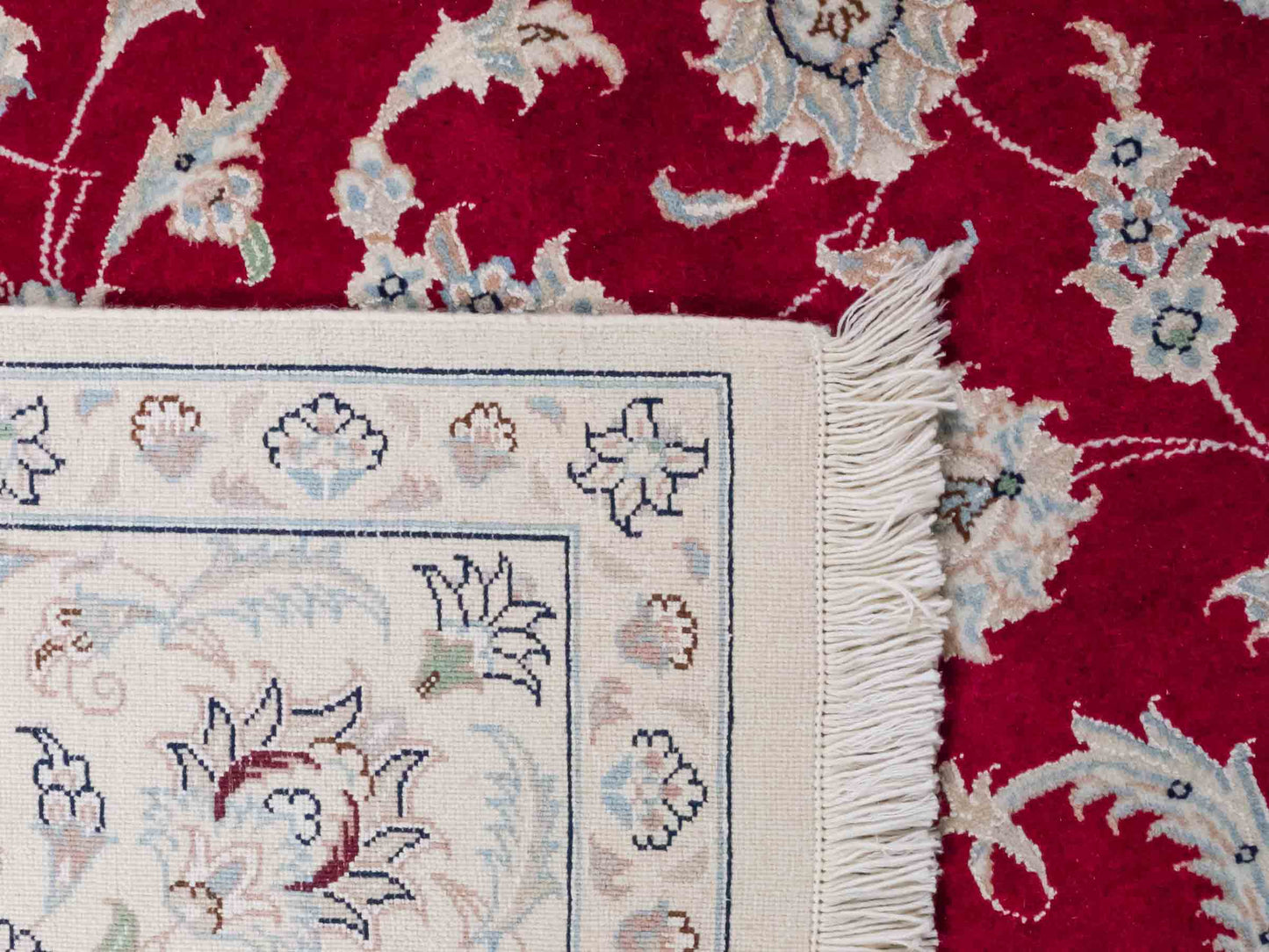 Handgeknüpfter Nain 9La Perserteppich von Khademi aus Wolle mit Seide, signiert, rot-elfenbein-weiß. Persischer Orientteppich mit Allover-Motiv. Von Hand geknüpft in Iran / Persien. Größe: 232 x 170 cm. Teppichnummer: SB3-1084 | Jupiter Intl.