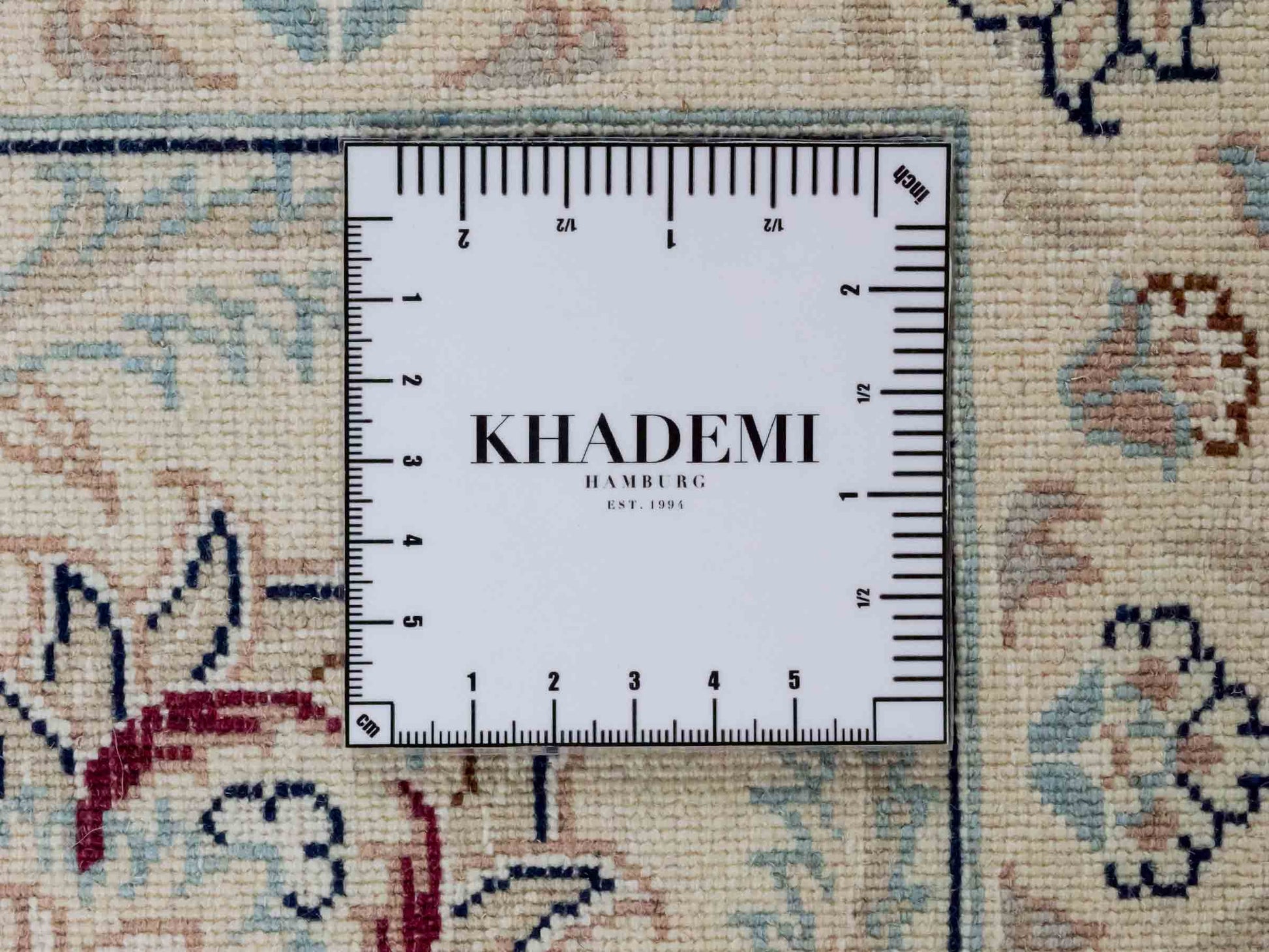 Handgeknüpfter Nain 9La Perserteppich von Khademi aus Wolle mit Seide, signiert, rot-elfenbein-weiß. Persischer Orientteppich mit Allover-Motiv. Von Hand geknüpft in Iran / Persien. Größe: 232 x 170 cm. Teppichnummer: SB3-1084 | Jupiter Intl.