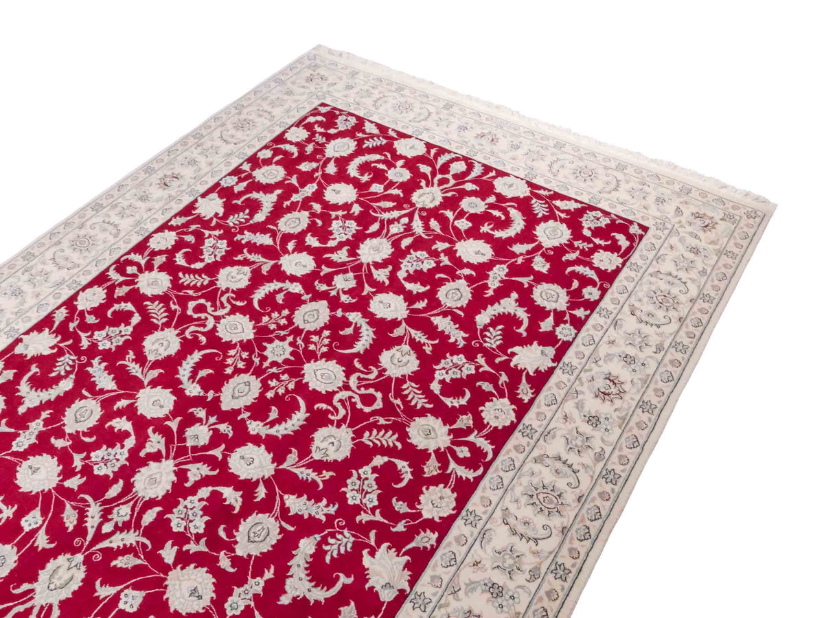 Handgeknüpfter Nain 9La Perserteppich von Khademi aus Wolle mit Seide, signiert, rot-elfenbein-weiß. Persischer Orientteppich mit Allover-Motiv. Von Hand geknüpft in Iran / Persien. Größe: 232 x 170 cm. Teppichnummer: SB3-1084 | Jupiter Intl.