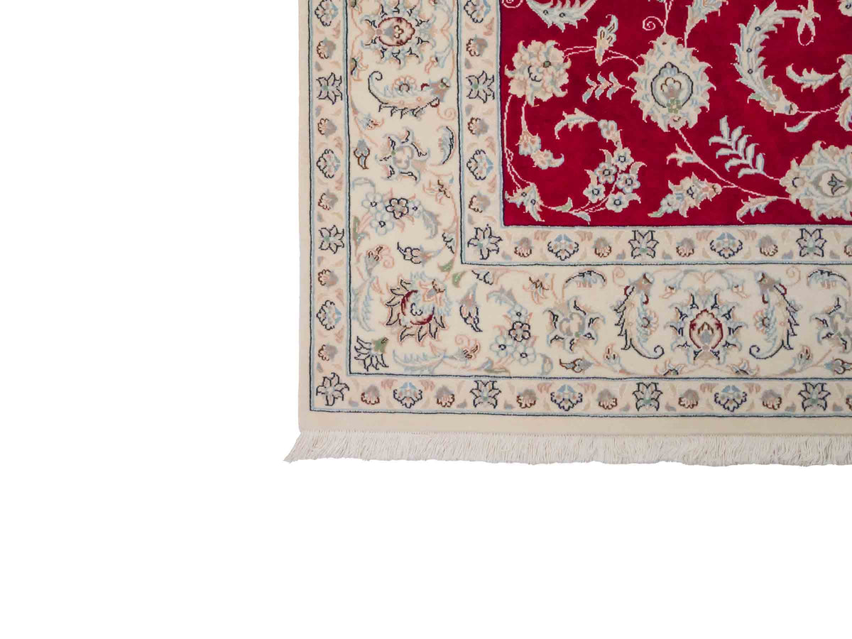 Handgeknüpfter Nain 9La Perserteppich von Khademi aus Wolle mit Seide, signiert, rot-elfenbein-weiß. Persischer Orientteppich mit Allover-Motiv. Von Hand geknüpft in Iran / Persien. Größe: 232 x 170 cm. Teppichnummer: SB3-1084 | Jupiter Intl.