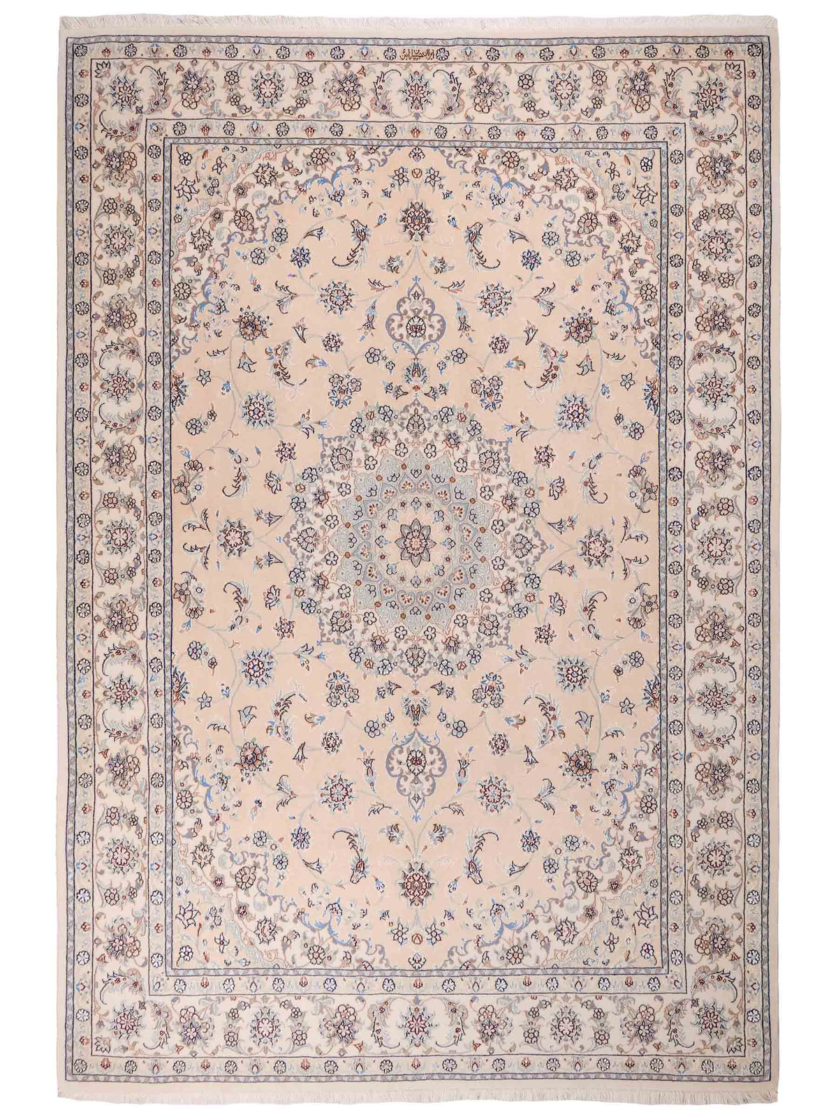 Handgeknüpfter Nain 9La Perserteppich von Khademi aus Wolle mit Seide, signiert, cremeweiß-elfenbein. Persischer Orientteppich mit Medaillon. Von Hand geknüpft in Iran / Persien. Größe: 243 cm x 165 cm. Teppichnummer: SB3-1086 | Jupiter Intl.