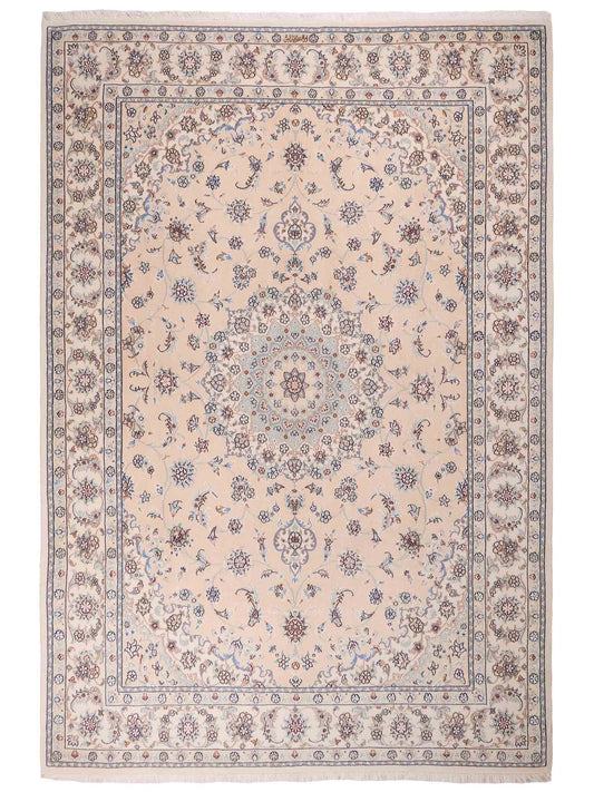 Handgeknüpfter Nain 9La Perserteppich von Khademi aus Wolle mit Seide, signiert, cremeweiß-elfenbein. Persischer Orientteppich mit Medaillon. Von Hand geknüpft in Iran / Persien. Größe: 243 cm x 165 cm. Teppichnummer: SB3-1086 | Jupiter Intl.