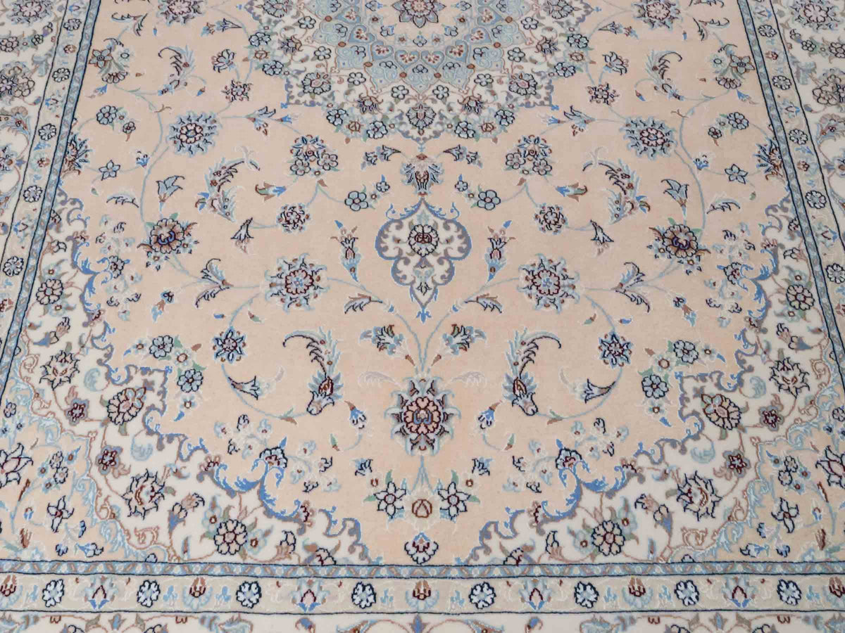 Handgeknüpfter Nain 9La Perserteppich von Khademi aus Wolle mit Seide, signiert, cremeweiß-elfenbein. Persischer Orientteppich mit Medaillon. Von Hand geknüpft in Iran / Persien. Größe: 243 cm x 165 cm. Teppichnummer: SB3-1086 | Jupiter Intl.