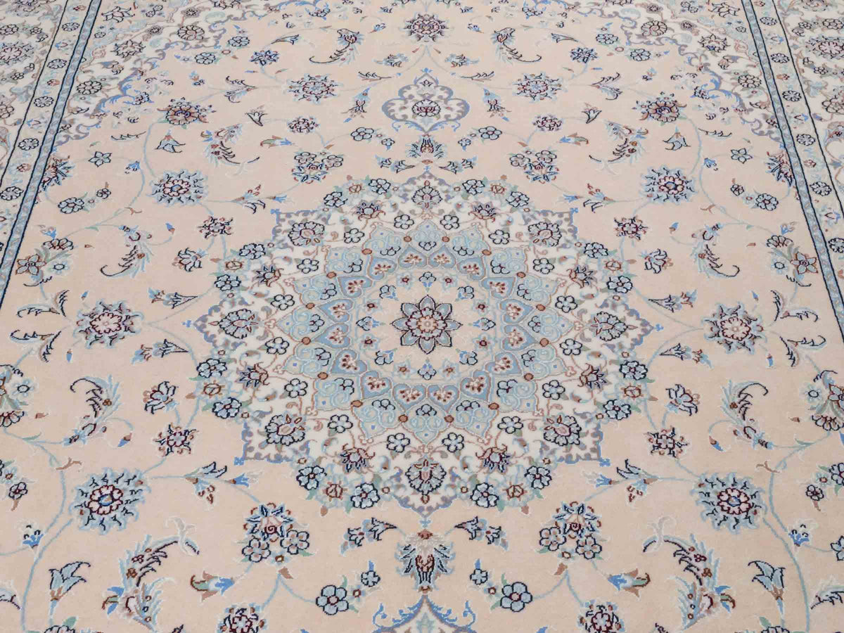 Handgeknüpfter Nain 9La Perserteppich von Khademi aus Wolle mit Seide, signiert, cremeweiß-elfenbein. Persischer Orientteppich mit Medaillon. Von Hand geknüpft in Iran / Persien. Größe: 243 cm x 165 cm. Teppichnummer: SB3-1086 | Jupiter Intl.