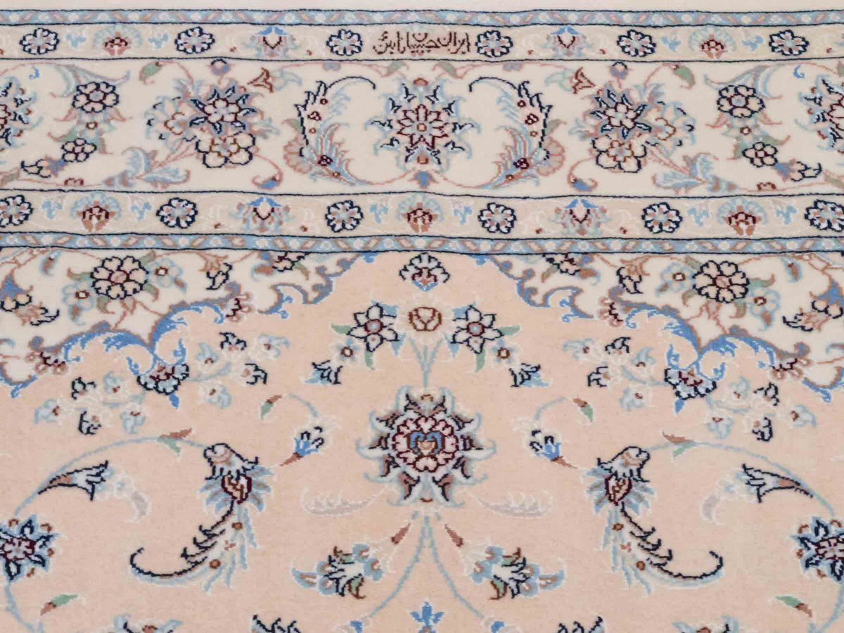 Handgeknüpfter Nain 9La Perserteppich von Khademi aus Wolle mit Seide, signiert, cremeweiß-elfenbein. Persischer Orientteppich mit Medaillon. Von Hand geknüpft in Iran / Persien. Größe: 243 cm x 165 cm. Teppichnummer: SB3-1086 | Jupiter Intl.