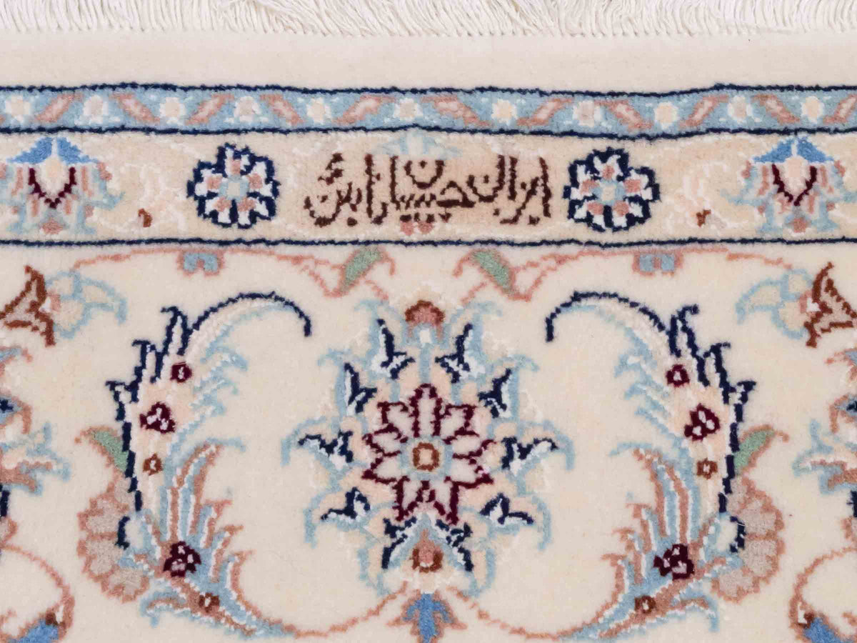 Handgeknüpfter Nain 9La Perserteppich von Khademi aus Wolle mit Seide, signiert, cremeweiß-elfenbein. Persischer Orientteppich mit Medaillon. Von Hand geknüpft in Iran / Persien. Größe: 243 cm x 165 cm. Teppichnummer: SB3-1086 | Jupiter Intl.