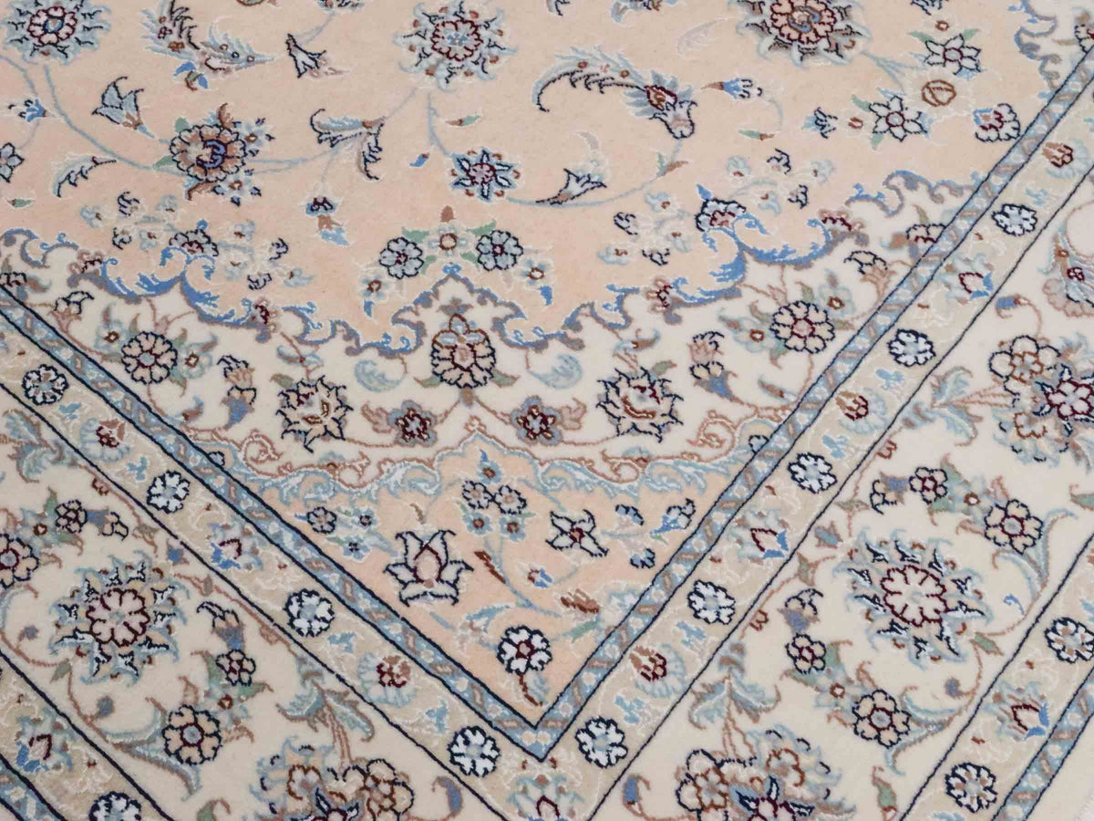 Handgeknüpfter Nain 9La Perserteppich von Khademi aus Wolle mit Seide, signiert, cremeweiß-elfenbein. Persischer Orientteppich mit Medaillon. Von Hand geknüpft in Iran / Persien. Größe: 243 cm x 165 cm. Teppichnummer: SB3-1086 | Jupiter Intl.