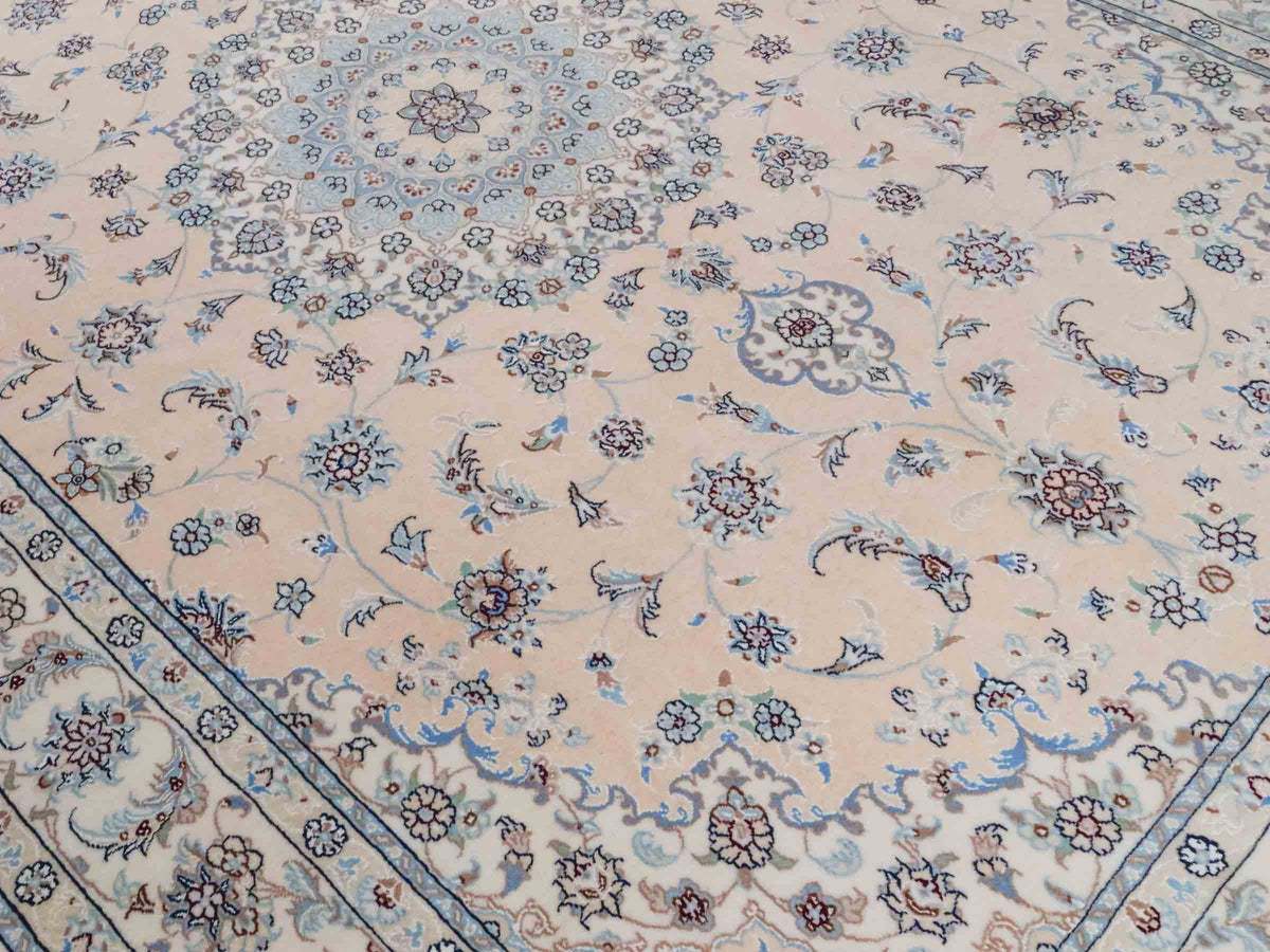 Handgeknüpfter Nain 9La Perserteppich von Khademi aus Wolle mit Seide, signiert, cremeweiß-elfenbein. Persischer Orientteppich mit Medaillon. Von Hand geknüpft in Iran / Persien. Größe: 243 cm x 165 cm. Teppichnummer: SB3-1086 | Jupiter Intl.