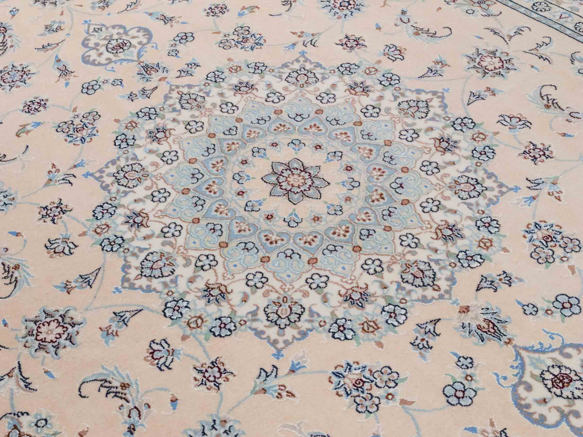Handgeknüpfter Nain 9La Perserteppich von Khademi aus Wolle mit Seide, signiert, cremeweiß-elfenbein. Persischer Orientteppich mit Medaillon. Von Hand geknüpft in Iran / Persien. Größe: 243 cm x 165 cm. Teppichnummer: SB3-1086 | Jupiter Intl.