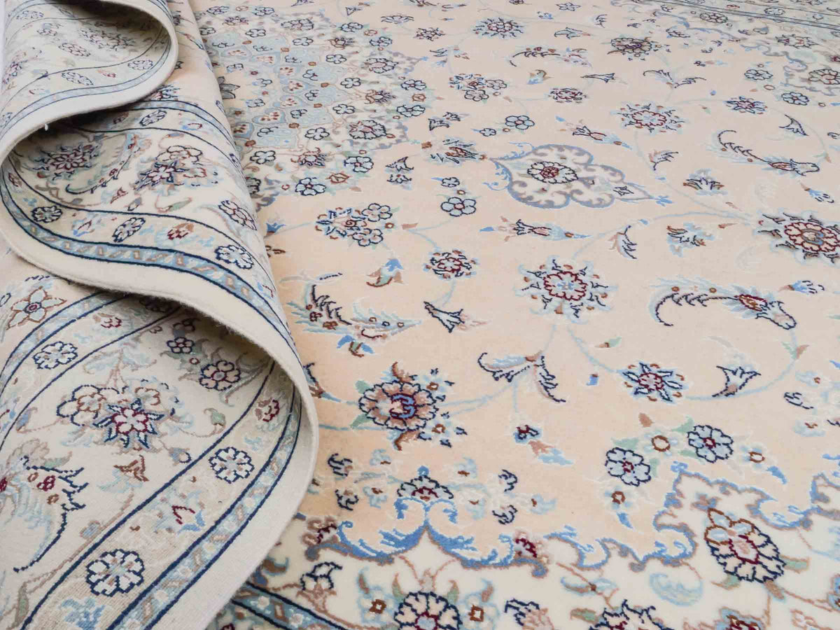 Handgeknüpfter Nain 9La Perserteppich von Khademi aus Wolle mit Seide, signiert, cremeweiß-elfenbein. Persischer Orientteppich mit Medaillon. Von Hand geknüpft in Iran / Persien. Größe: 243 cm x 165 cm. Teppichnummer: SB3-1086 | Jupiter Intl.