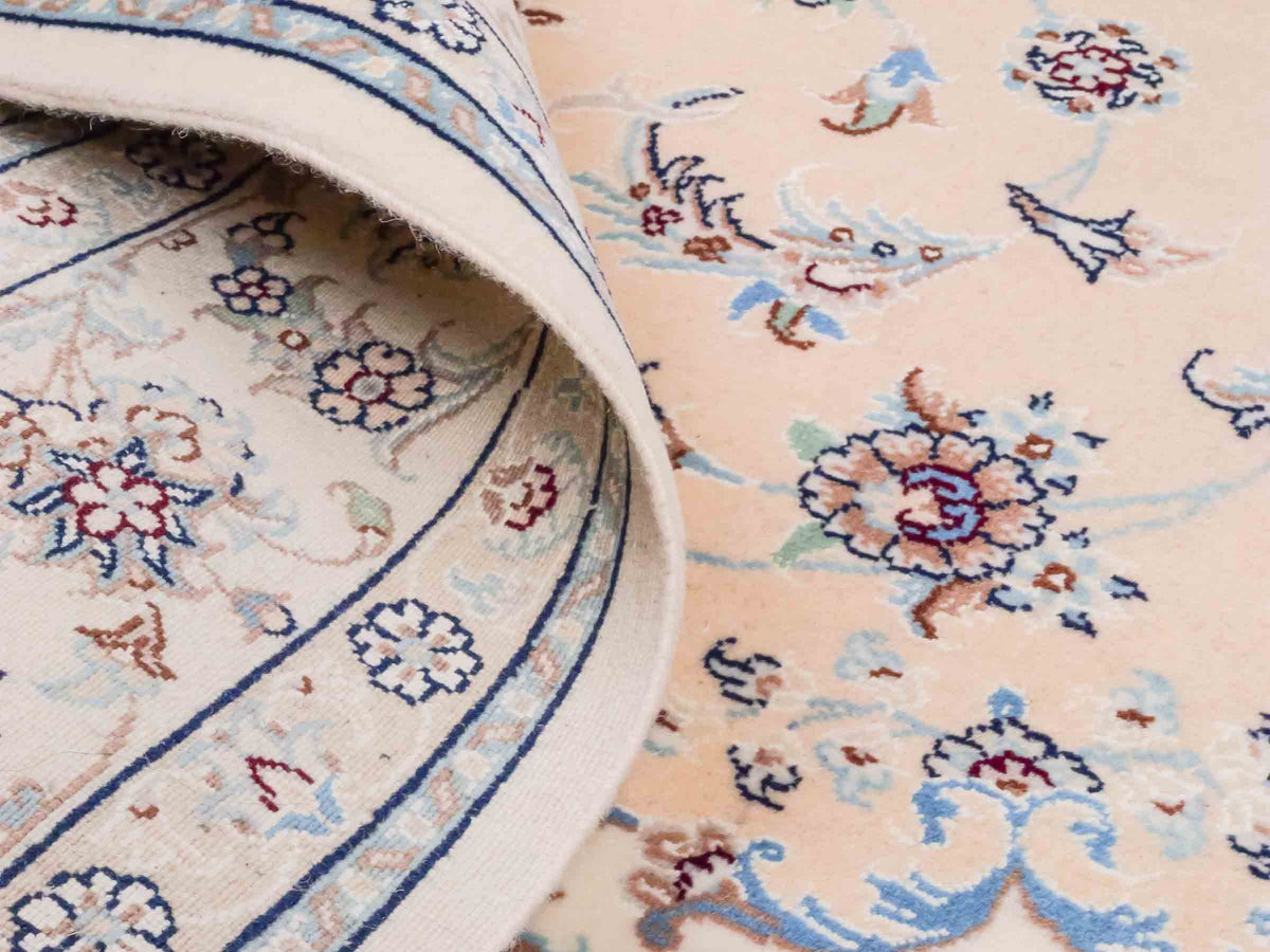 Handgeknüpfter Nain 9La Perserteppich von Khademi aus Wolle mit Seide, signiert, cremeweiß-elfenbein. Persischer Orientteppich mit Medaillon. Von Hand geknüpft in Iran / Persien. Größe: 243 cm x 165 cm. Teppichnummer: SB3-1086 | Jupiter Intl.
