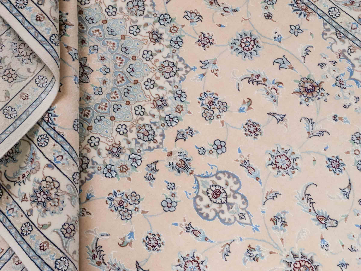 Handgeknüpfter Nain 9La Perserteppich von Khademi aus Wolle mit Seide, signiert, cremeweiß-elfenbein. Persischer Orientteppich mit Medaillon. Von Hand geknüpft in Iran / Persien. Größe: 243 cm x 165 cm. Teppichnummer: SB3-1086 | Jupiter Intl.