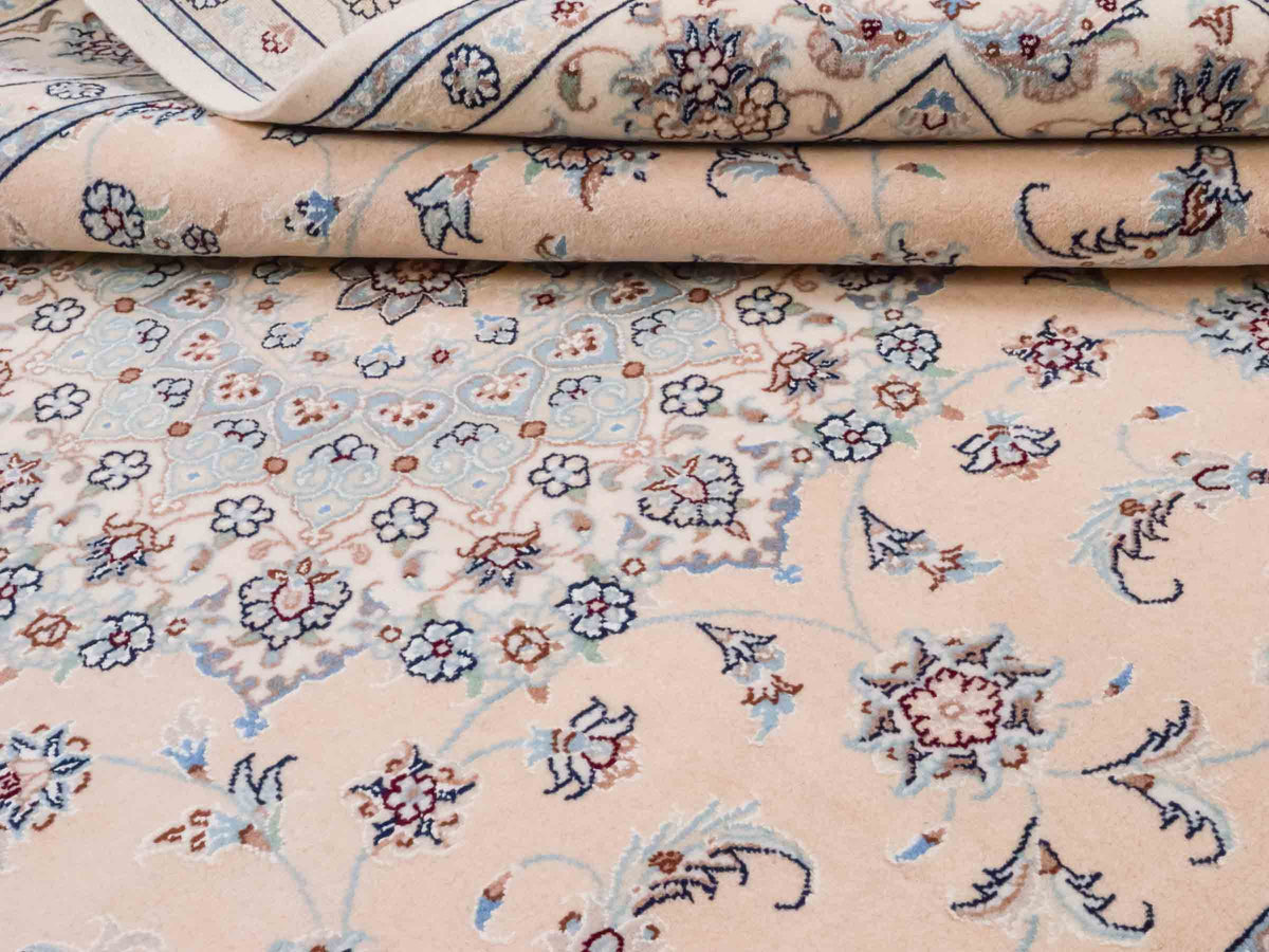 Handgeknüpfter Nain 9La Perserteppich von Khademi aus Wolle mit Seide, signiert, cremeweiß-elfenbein. Persischer Orientteppich mit Medaillon. Von Hand geknüpft in Iran / Persien. Größe: 243 cm x 165 cm. Teppichnummer: SB3-1086 | Jupiter Intl.