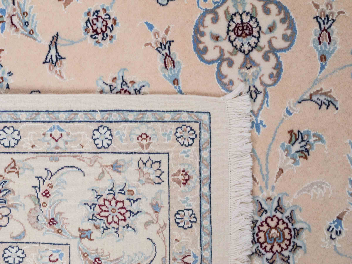 Handgeknüpfter Nain 9La Perserteppich von Khademi aus Wolle mit Seide, signiert, cremeweiß-elfenbein. Persischer Orientteppich mit Medaillon. Von Hand geknüpft in Iran / Persien. Größe: 243 cm x 165 cm. Teppichnummer: SB3-1086 | Jupiter Intl.