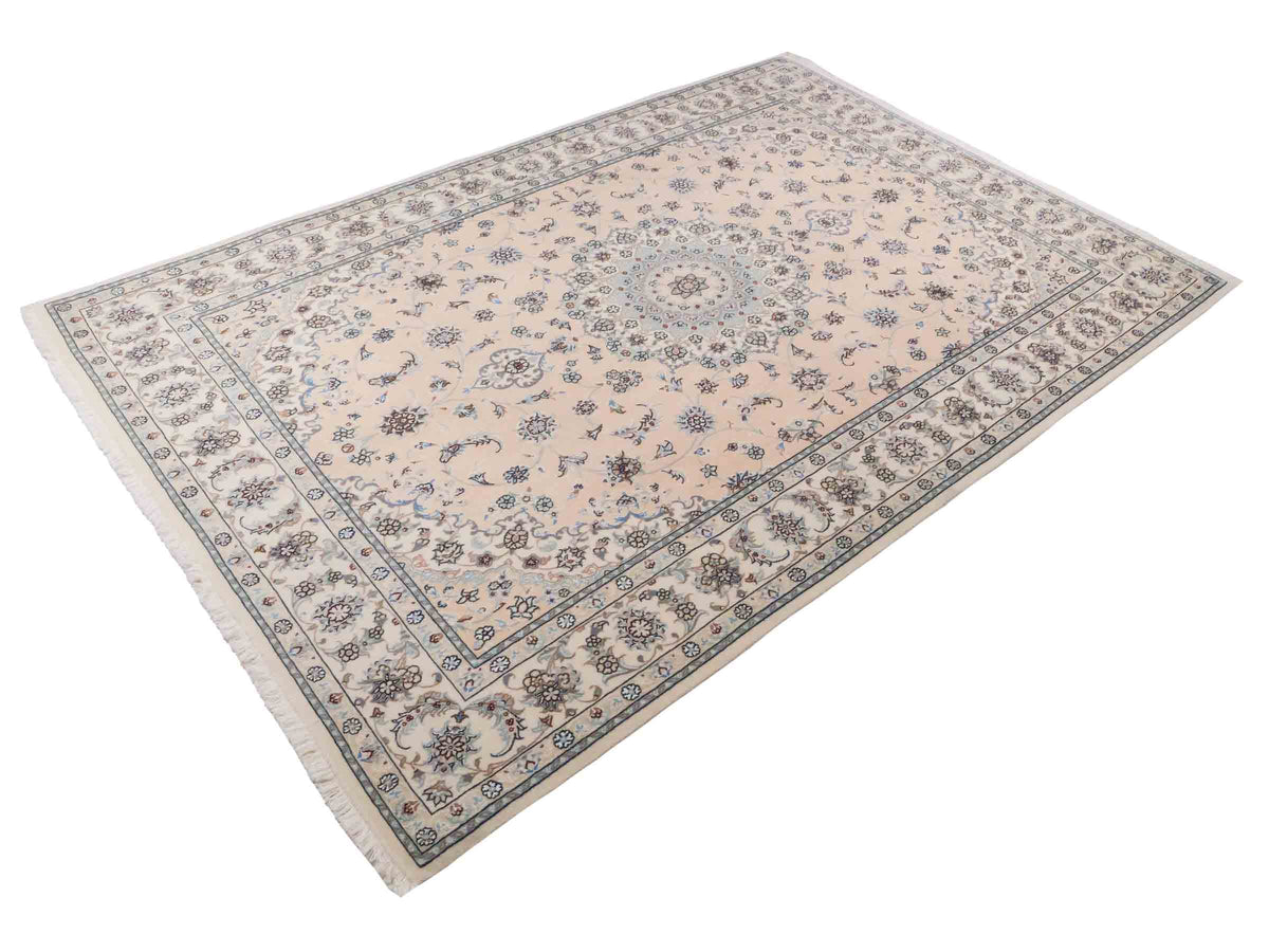 Handgeknüpfter Nain 9La Perserteppich von Khademi aus Wolle mit Seide, signiert, cremeweiß-elfenbein. Persischer Orientteppich mit Medaillon. Von Hand geknüpft in Iran / Persien. Größe: 243 cm x 165 cm. Teppichnummer: SB3-1086 | Jupiter Intl.