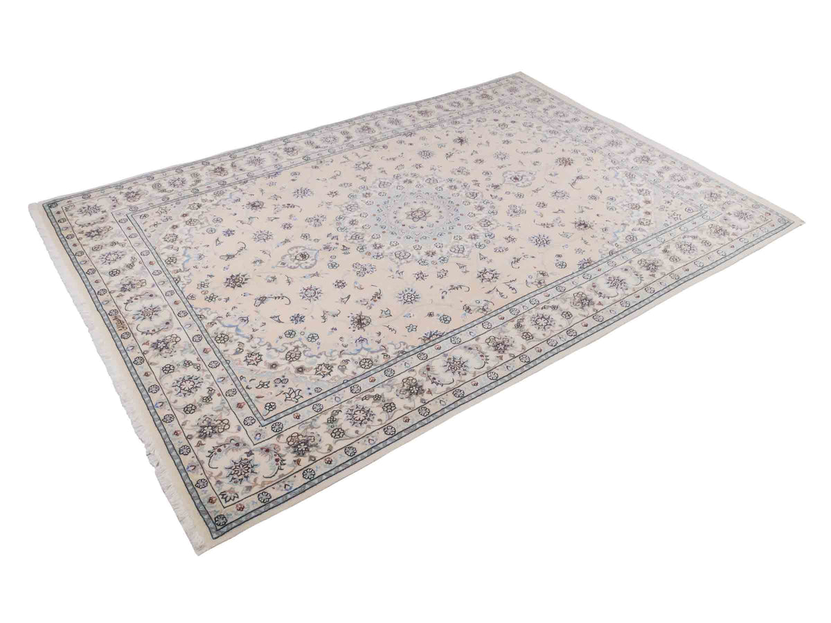 Handgeknüpfter Nain 9La Perserteppich von Khademi aus Wolle mit Seide, signiert, cremeweiß-elfenbein. Persischer Orientteppich mit Medaillon. Von Hand geknüpft in Iran / Persien. Größe: 243 cm x 165 cm. Teppichnummer: SB3-1086 | Jupiter Intl.