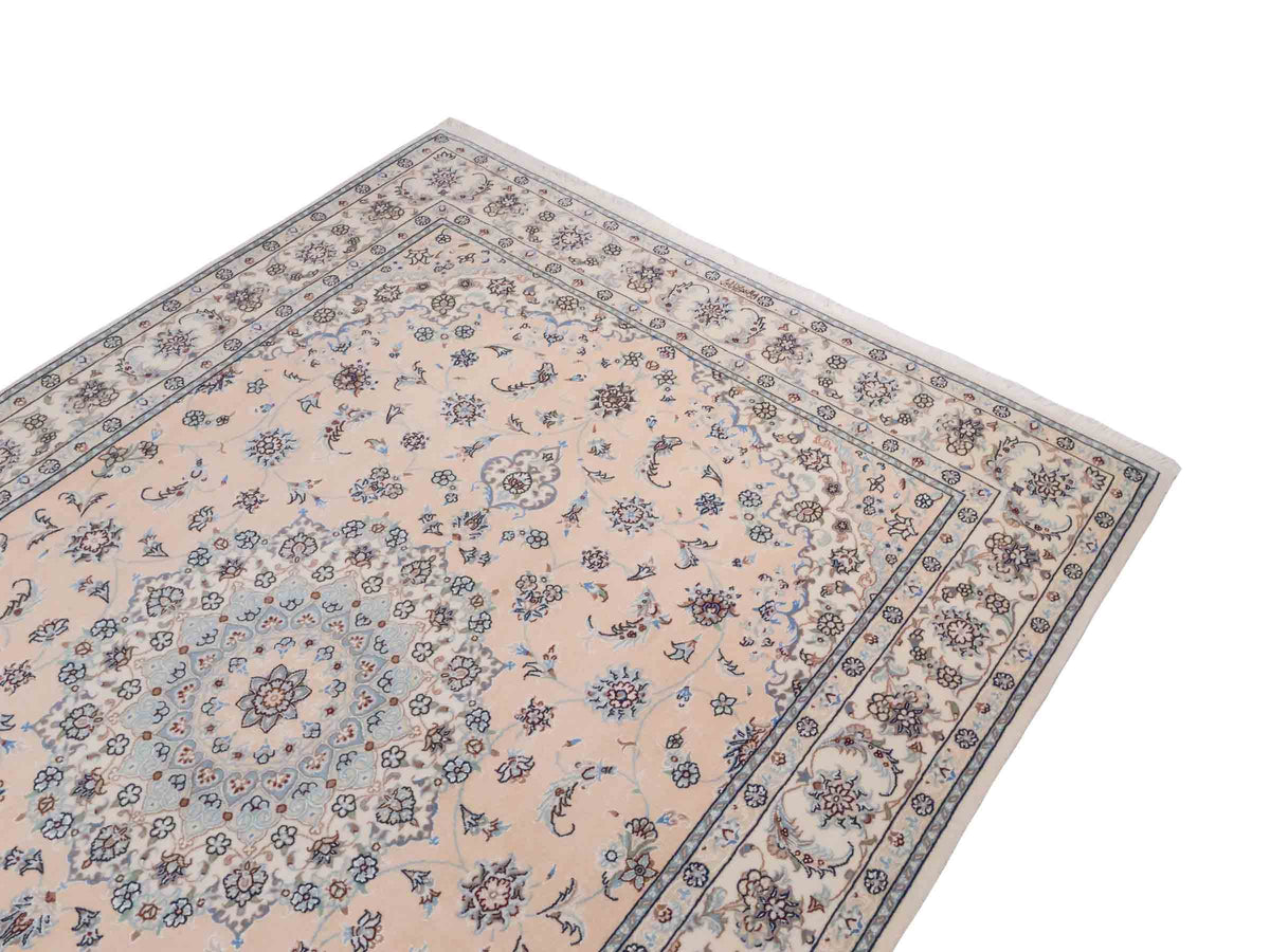 Handgeknüpfter Nain 9La Perserteppich von Khademi aus Wolle mit Seide, signiert, cremeweiß-elfenbein. Persischer Orientteppich mit Medaillon. Von Hand geknüpft in Iran / Persien. Größe: 243 cm x 165 cm. Teppichnummer: SB3-1086 | Jupiter Intl.
