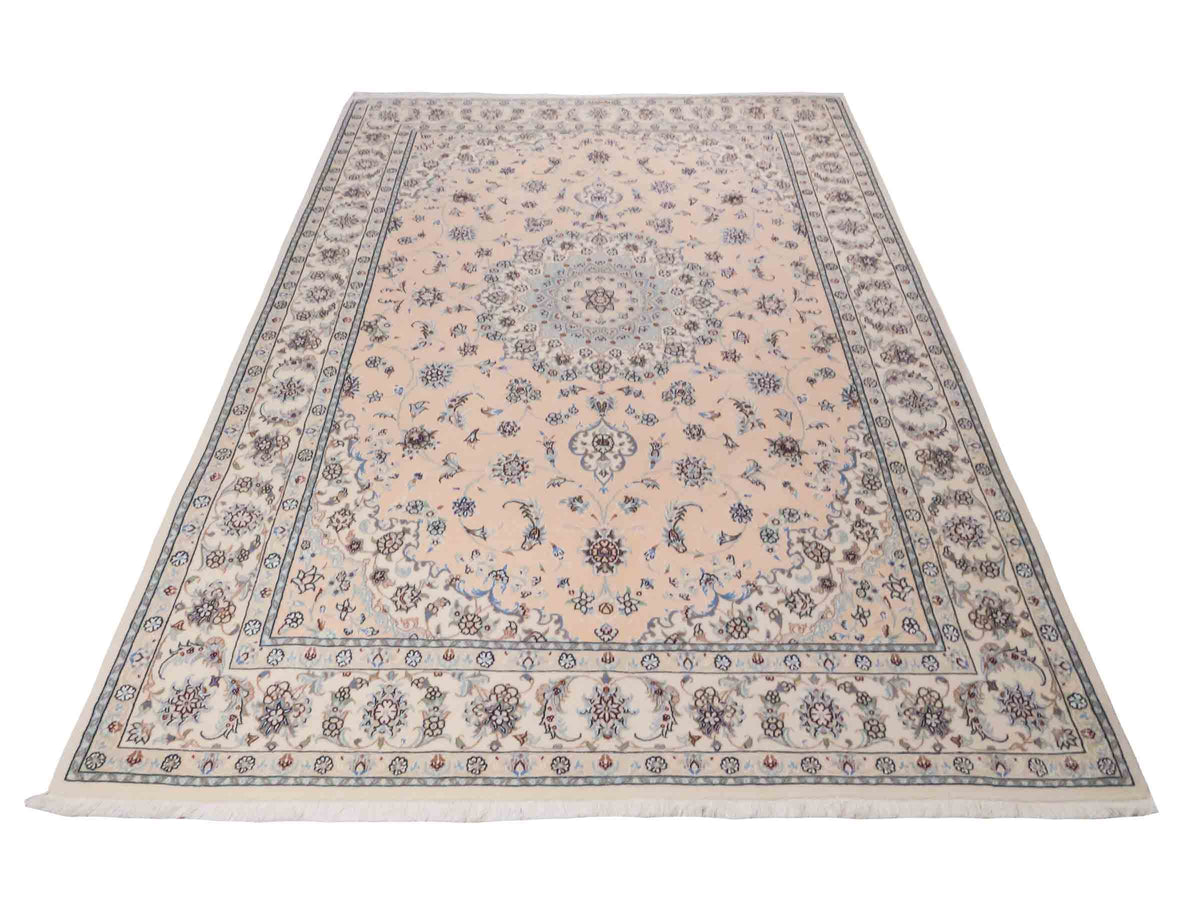 Handgeknüpfter Nain 9La Perserteppich von Khademi aus Wolle mit Seide, signiert, cremeweiß-elfenbein. Persischer Orientteppich mit Medaillon. Von Hand geknüpft in Iran / Persien. Größe: 243 cm x 165 cm. Teppichnummer: SB3-1086 | Jupiter Intl.