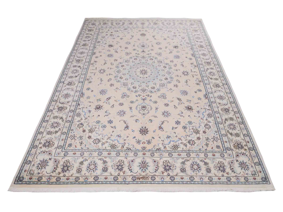Handgeknüpfter Nain 9La Perserteppich von Khademi aus Wolle mit Seide, signiert, cremeweiß-elfenbein. Persischer Orientteppich mit Medaillon. Von Hand geknüpft in Iran / Persien. Größe: 243 cm x 165 cm. Teppichnummer: SB3-1086 | Jupiter Intl.